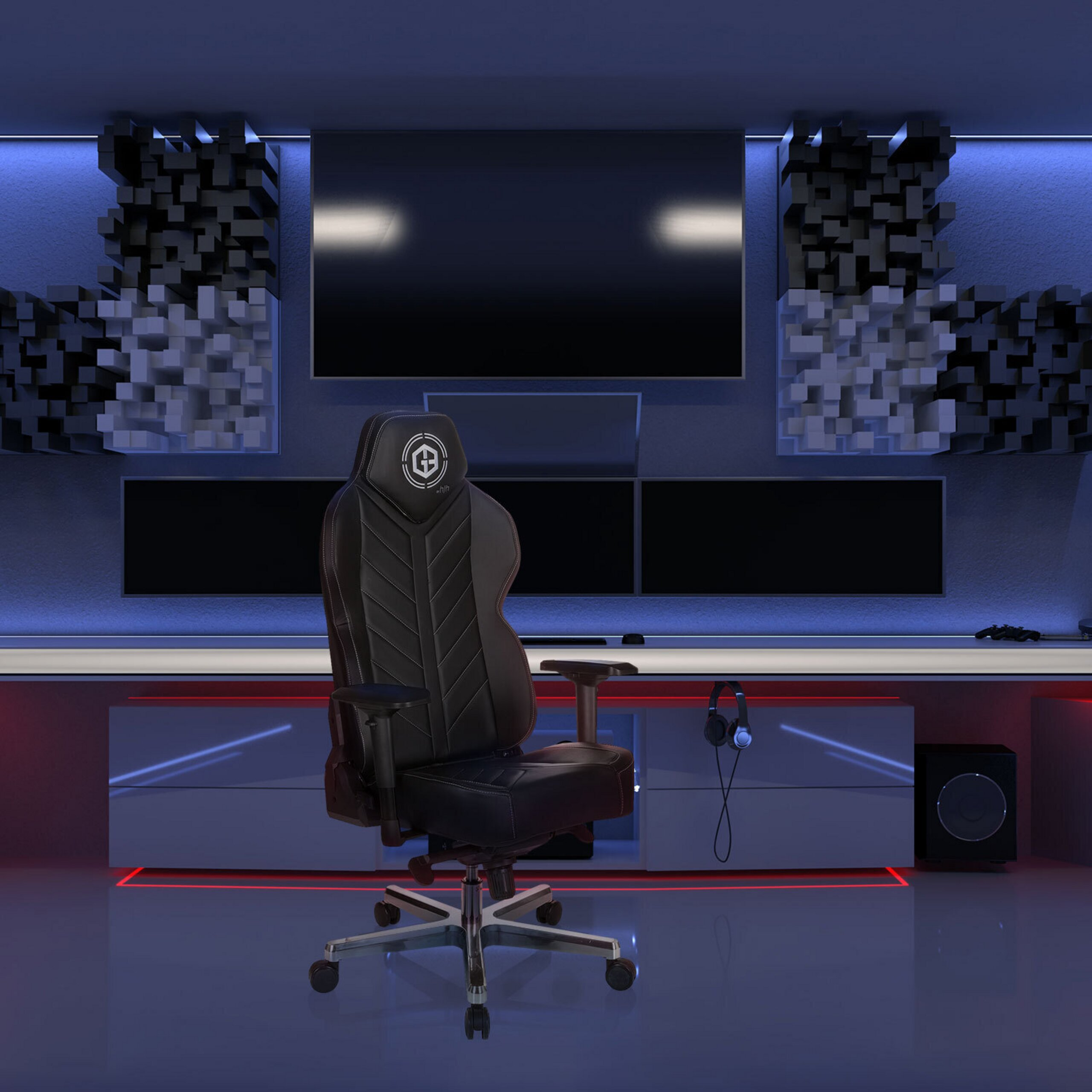 Ein schwarzer Gaming-Stuhl vor Monitoren mit blauer und roter Hintergrundbeleuchtung in einem modernen Raum.