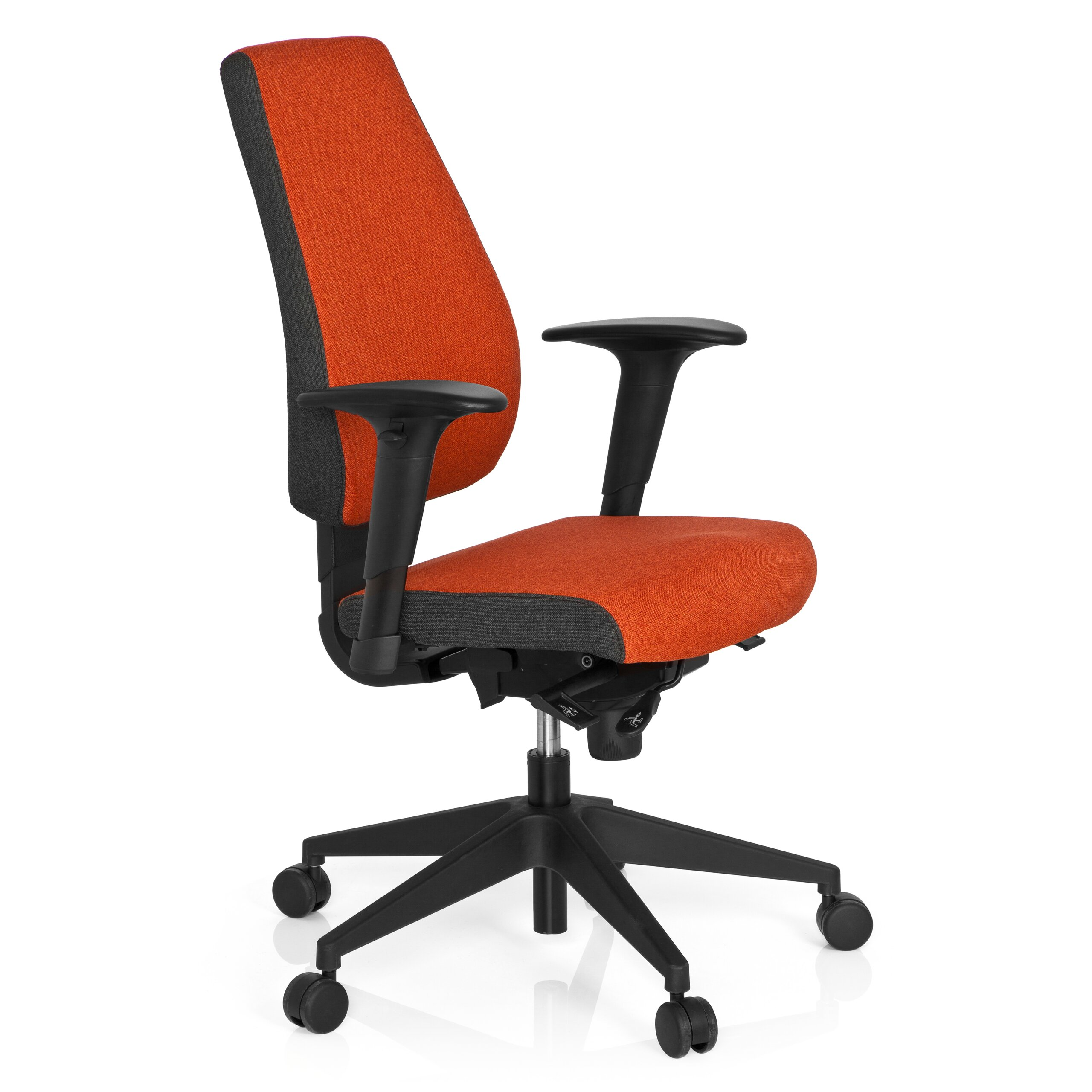 Moderner ergonomischer Bürostuhl mit orangem Stoffbezug, schwarzen Armlehnen und einem fünfbeinigen Rollengestell.