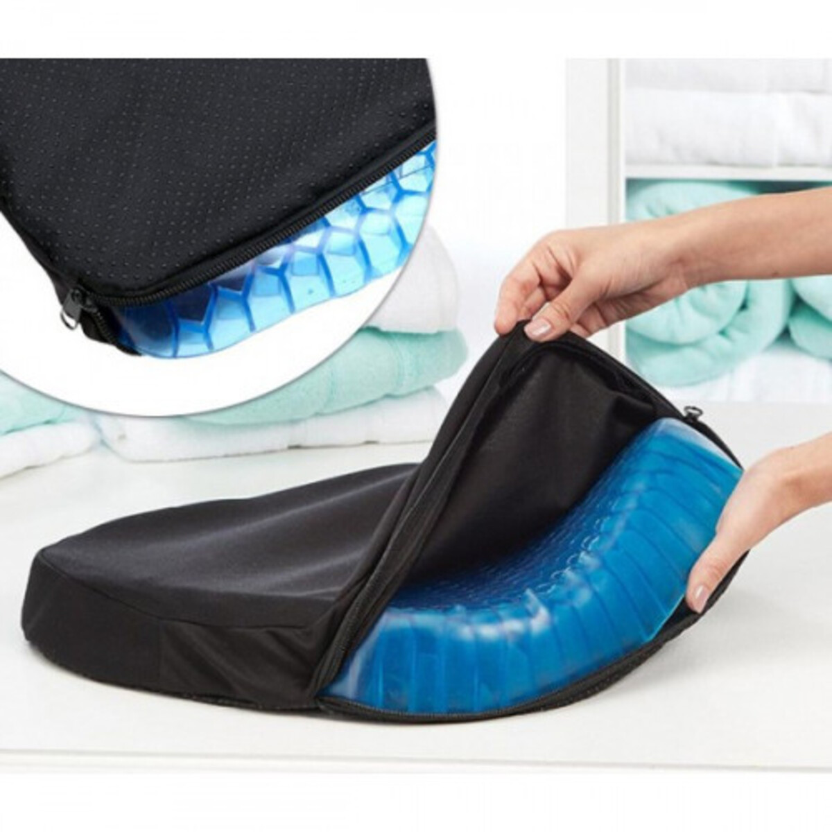 Persona abre una funda negra con cremallera para mostrar un cojín azul con estructura de panal.