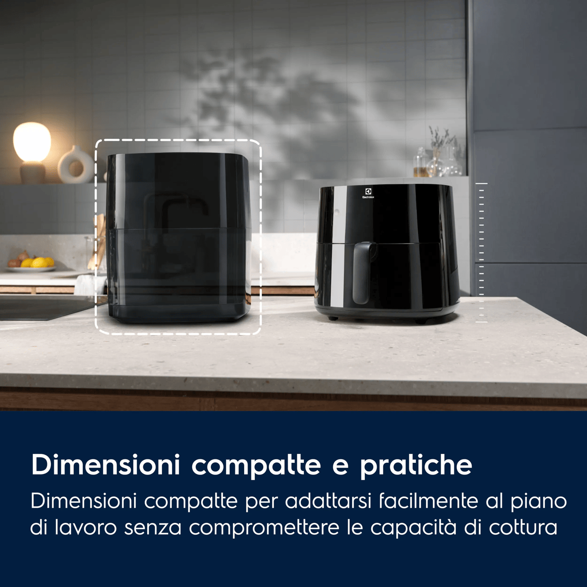 Due friggitrici ad aria nere su un piano di lavoro chiaro.