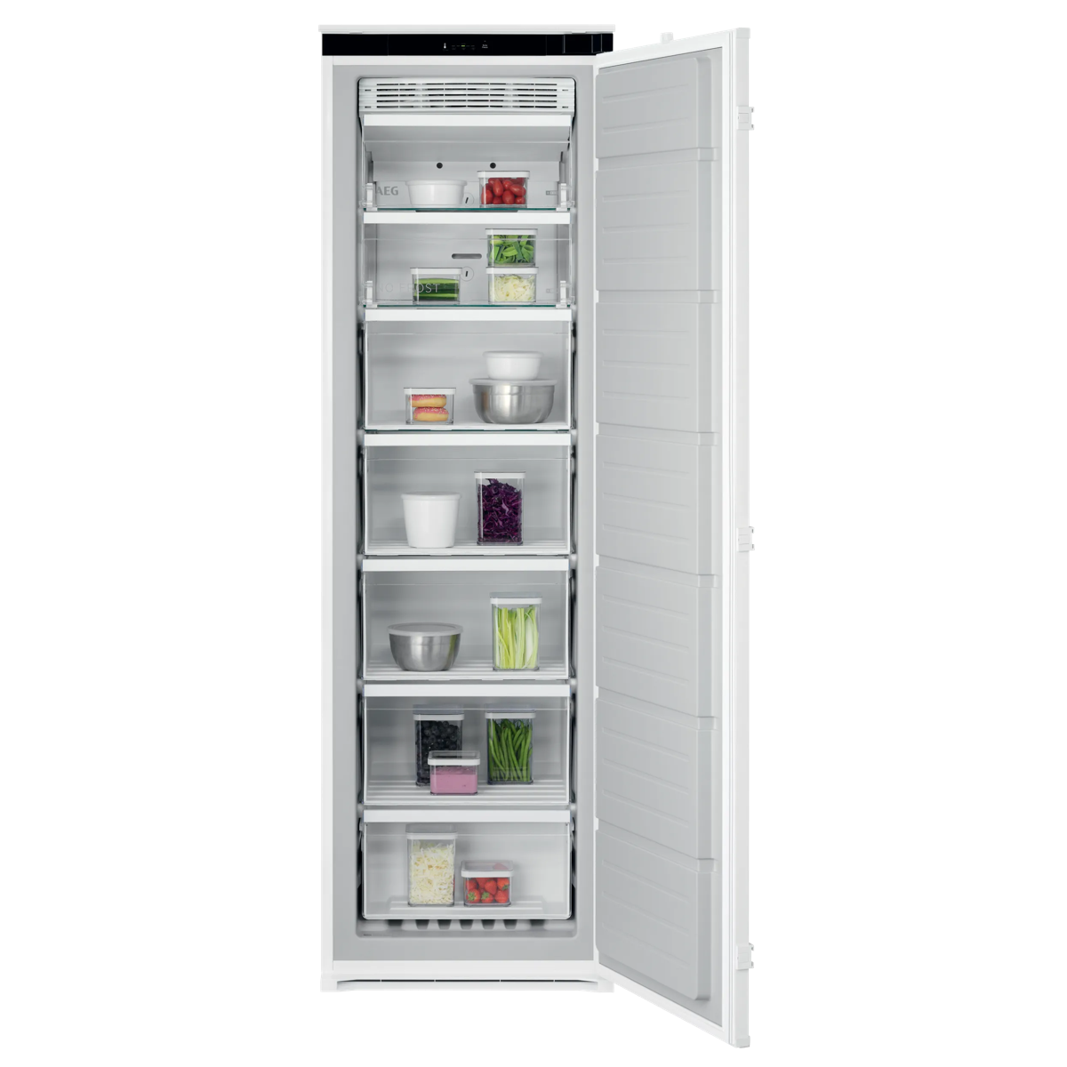 Un congelador vertical blanco abierto con varios cajones transparentes que contienen alimentos organizados.
