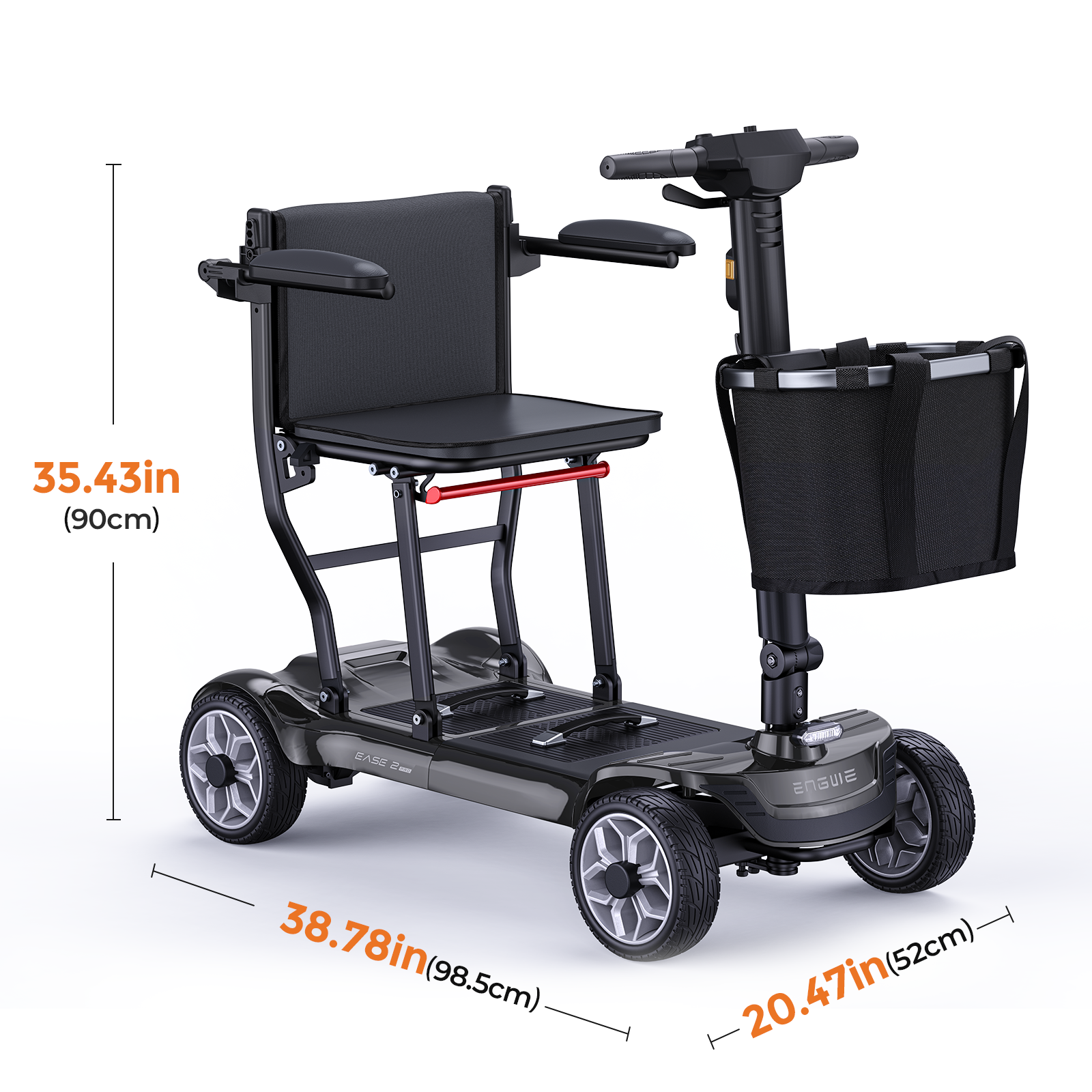 Ein schwarzer Mobilitätsscooter mit vier Rädern, gepolstertem Sitz, Frontkorb und Maßeinheiten auf weißem Hintergrund.