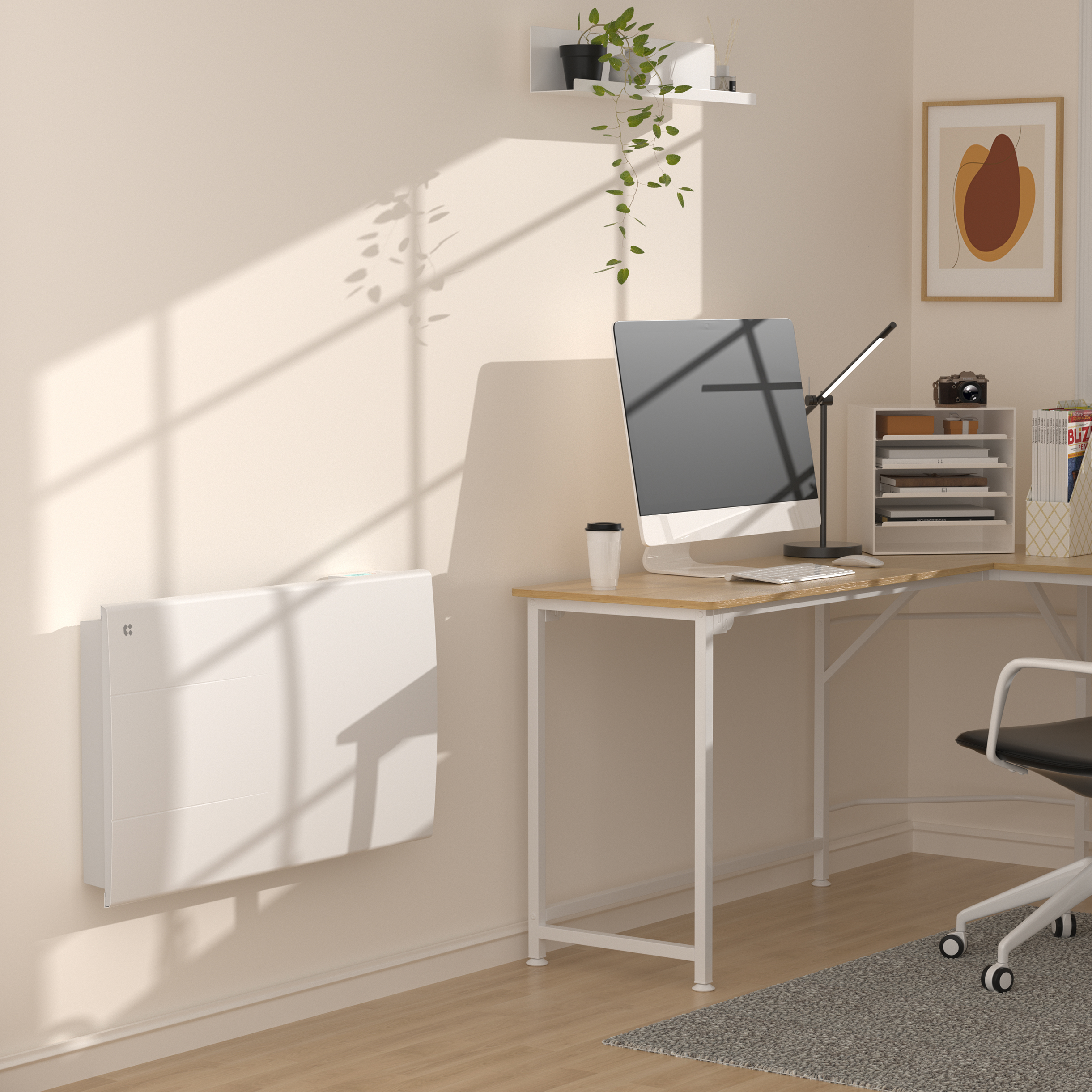 Un espace de travail lumineux avec un bureau, un ordinateur, un radiateur mural et des plantes.