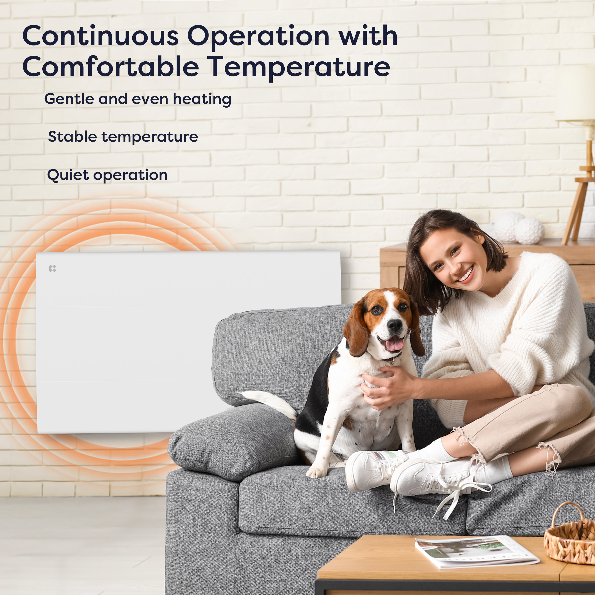 Une jeune femme et un beagle sont assis sur un canapé près d'un radiateur.