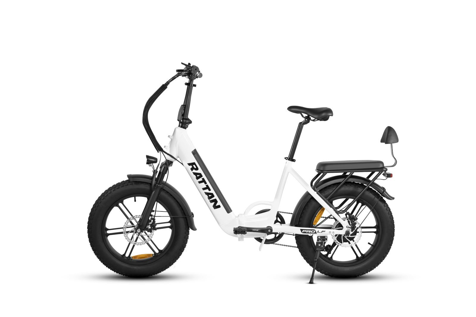 Una bicicleta eléctrica Rattan blanca con neumáticos gruesos y portaequipajes sobre fondo blanco.