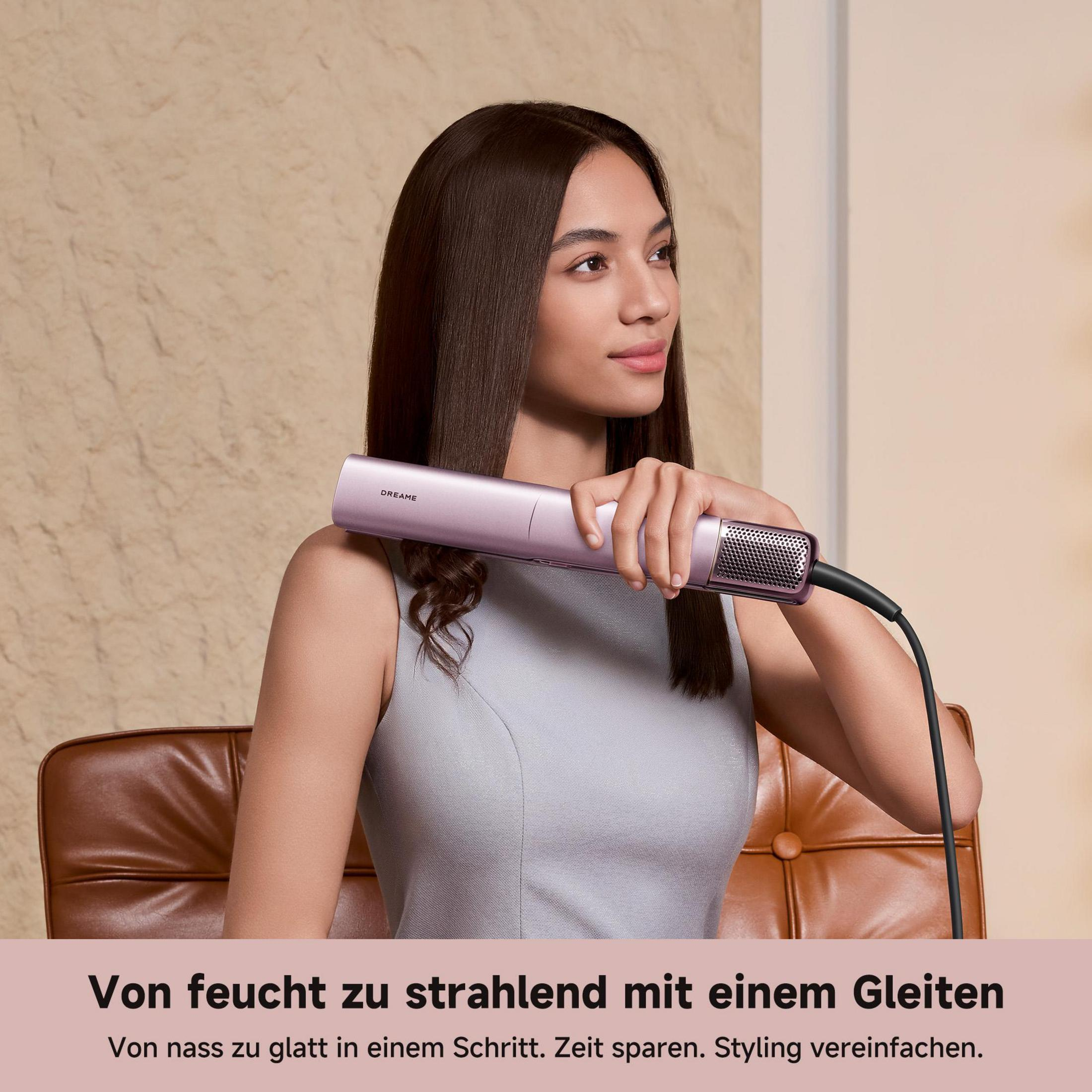 Eine Frau glättet ihr langes braunes Haar mit einem rosa Haarglätter.