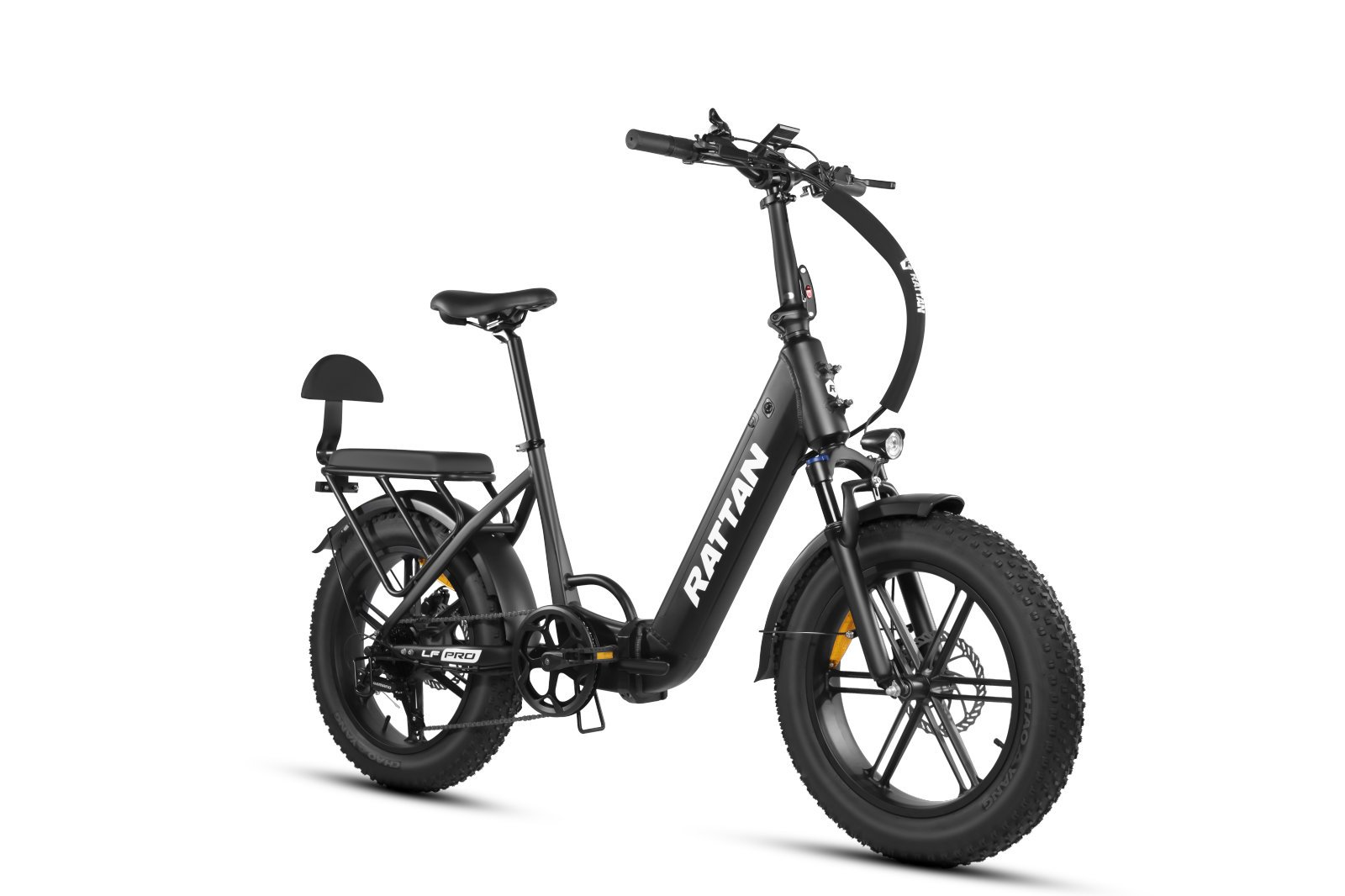 Bicicleta eléctrica plegable negra con neumáticos gordos, portaequipajes trasero y respaldo sobre fondo blanco.