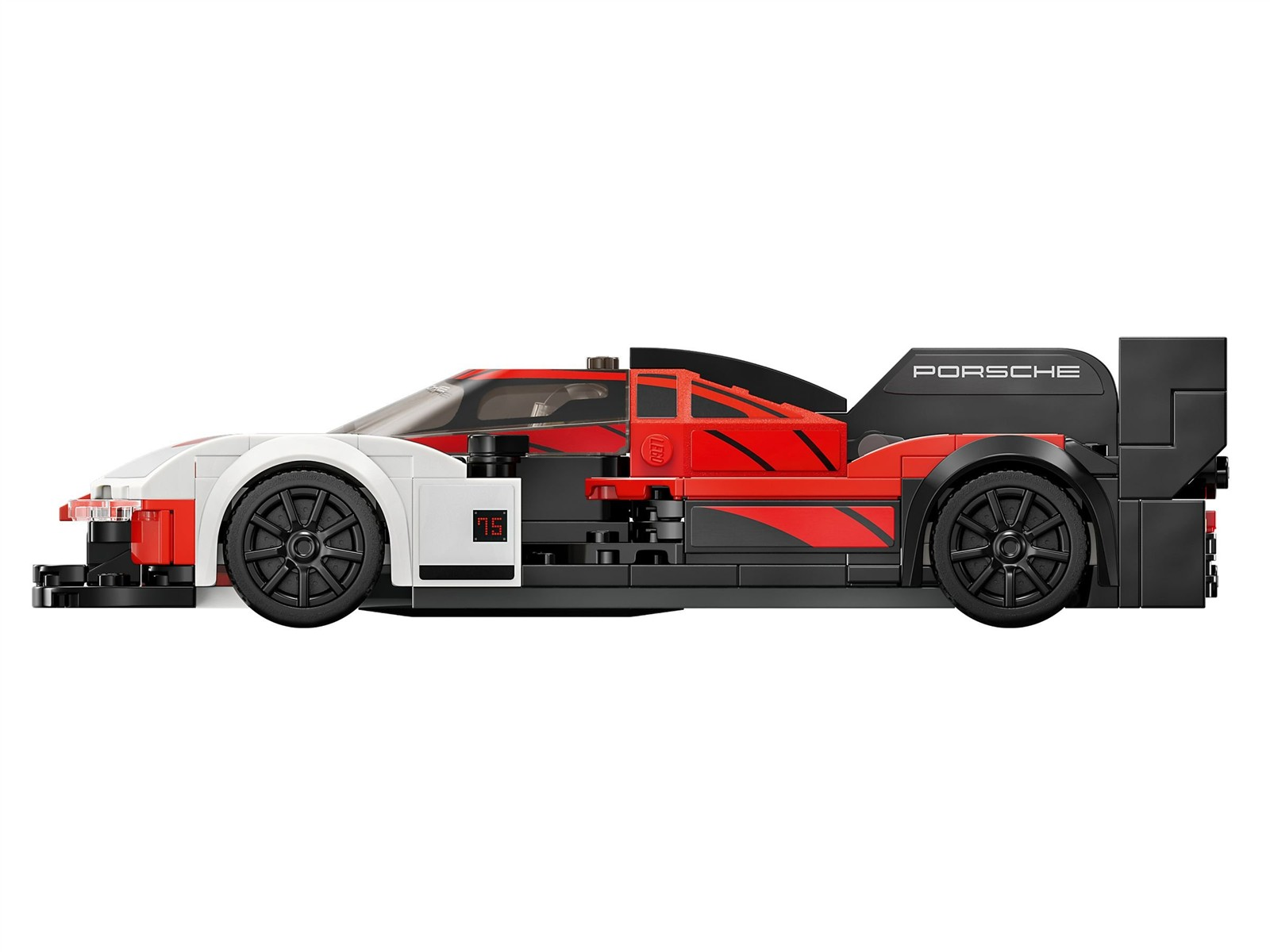 Ein rotes, weißes und schwarzes Lego-Porsche-Rennauto von der Seite vor weißem Hintergrund.