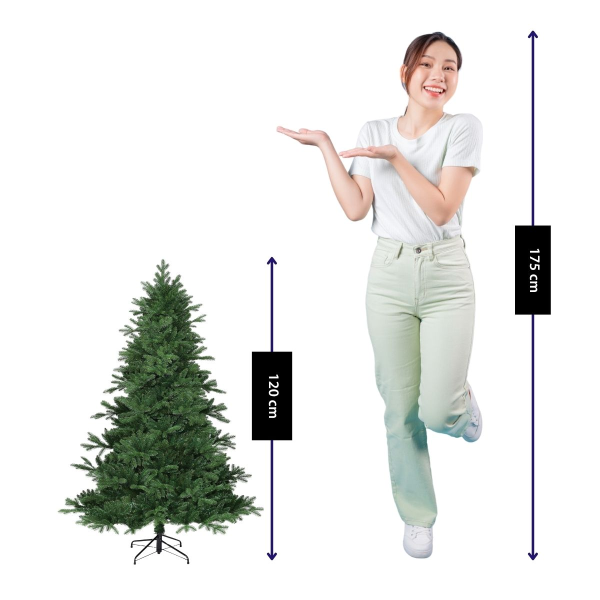 Een vrouw in een wit shirt en lichte broek poseert naast een kunstkerstboom van 120 cm.