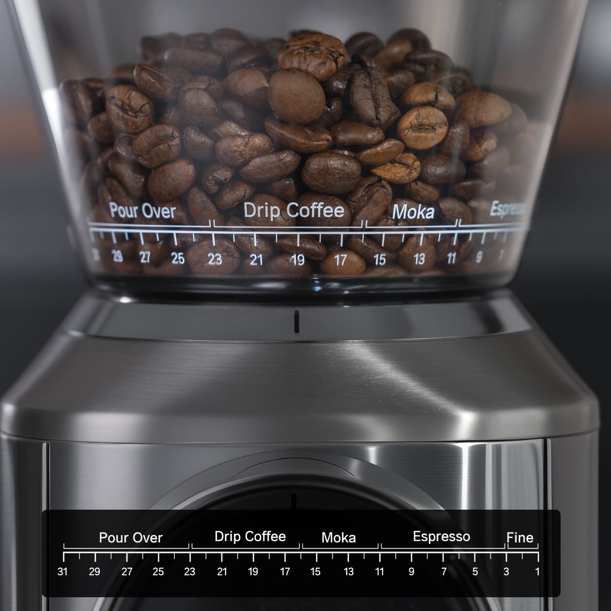 Primer plano de la tolva de un molinillo de café llena de granos, mostrando configuraciones de molienda.