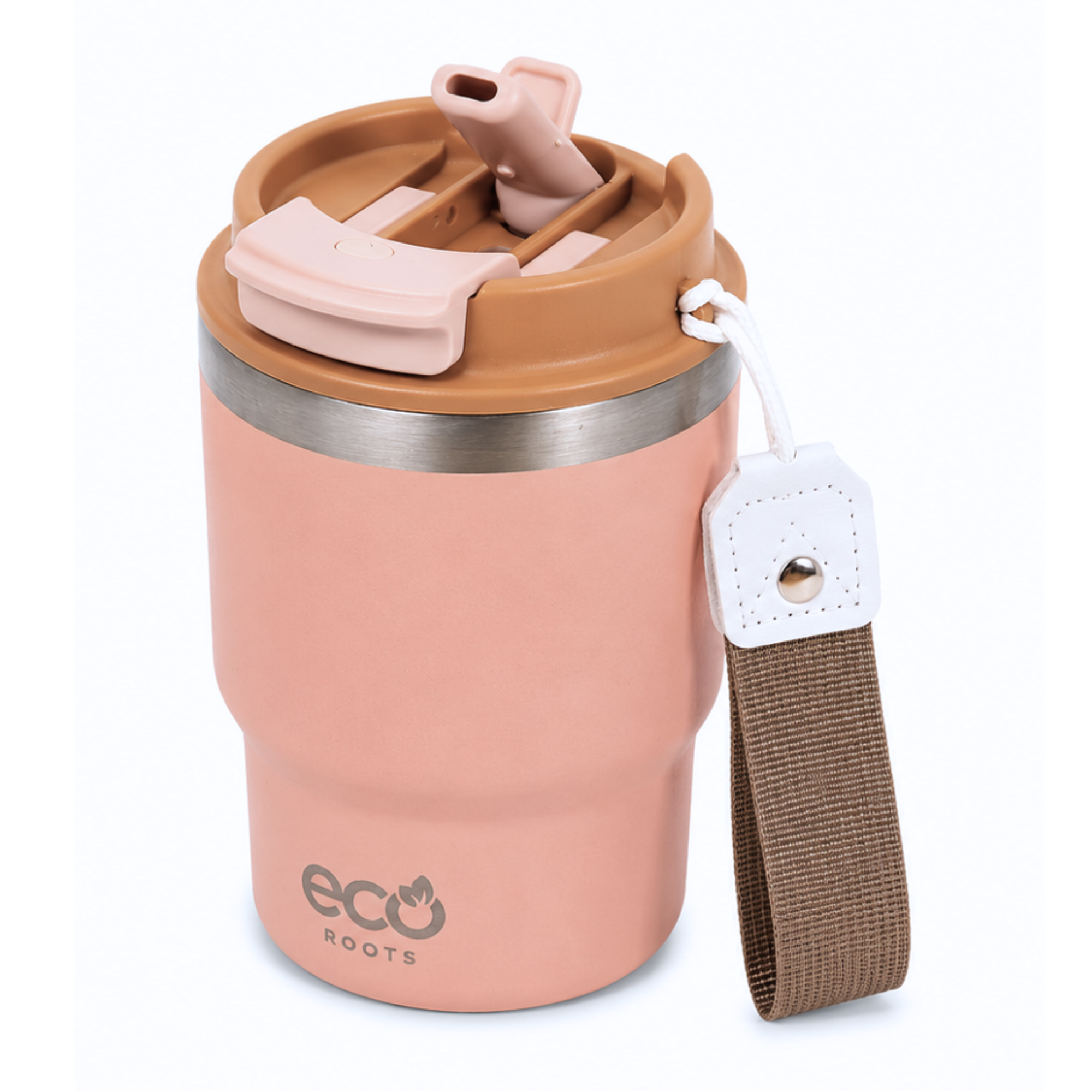 Un vaso de café reutilizable rosa con tapa marrón, pajita y correa de tela marrón sobre fondo blanco.