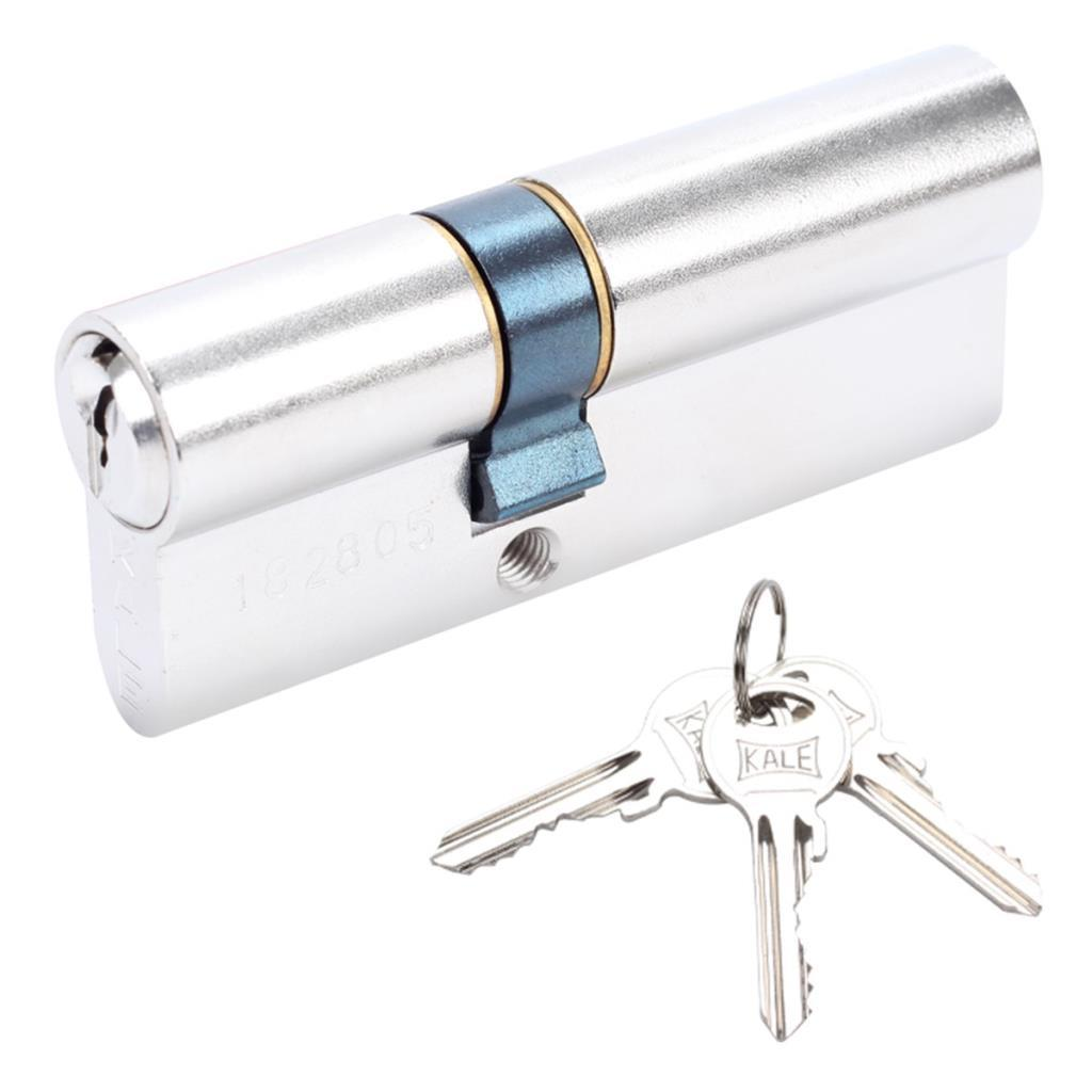 Beyaz arka planda, mavi kamlı gümüş renkli bir banyo kapısı silindiri ve halkada üç anahtar.