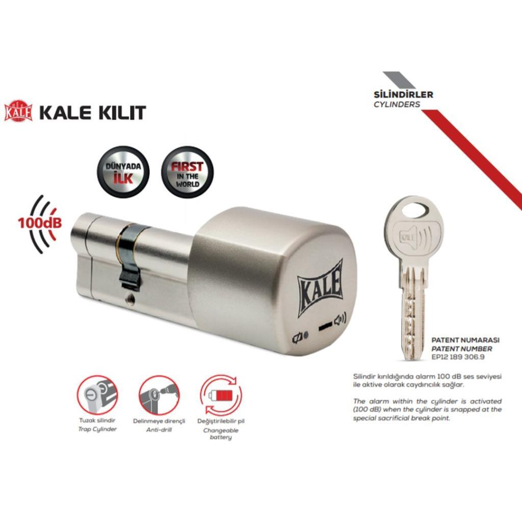 Beyaz arka planda alarm özellikli gümüş renkli Kale silindir banyo ve uyumlu anahtar.