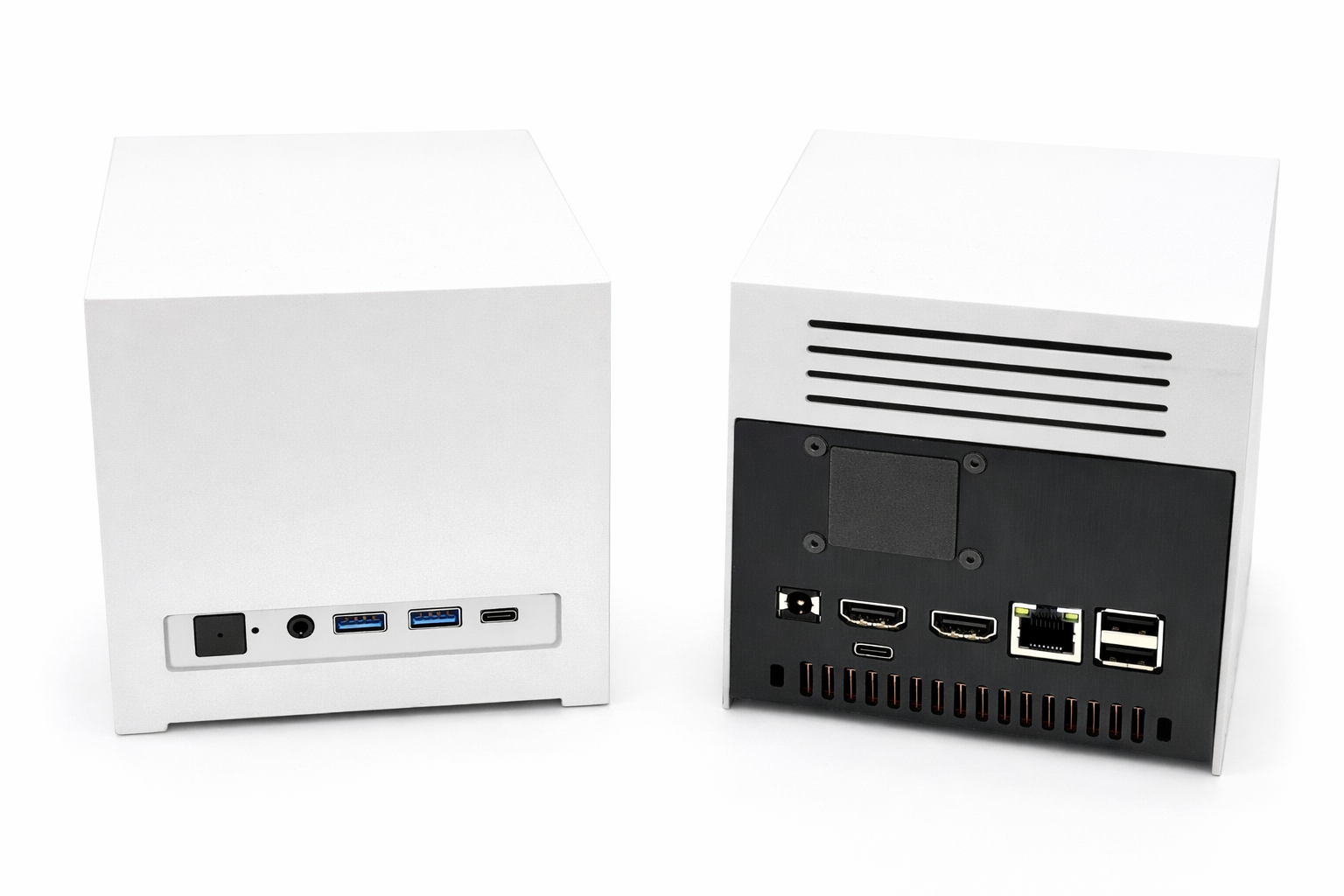 Dwa białe mini PC pokazane z przodu i z tyłu z różnymi portami na białym tle.