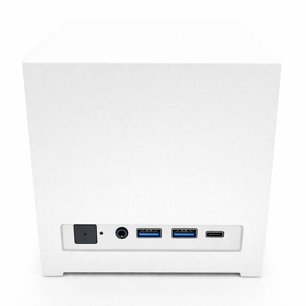 Białe sześcienne urządzenie elektroniczne z portami z przodu, w tym przyciskiem zasilania i portami USB.