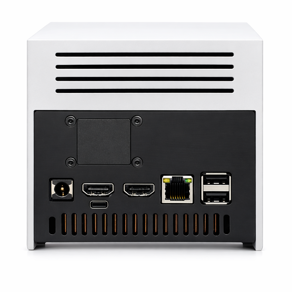 Tył białego mini PC z portami zasilania, HDMI, USB, Ethernet i szczelinami wentylacyjnymi.