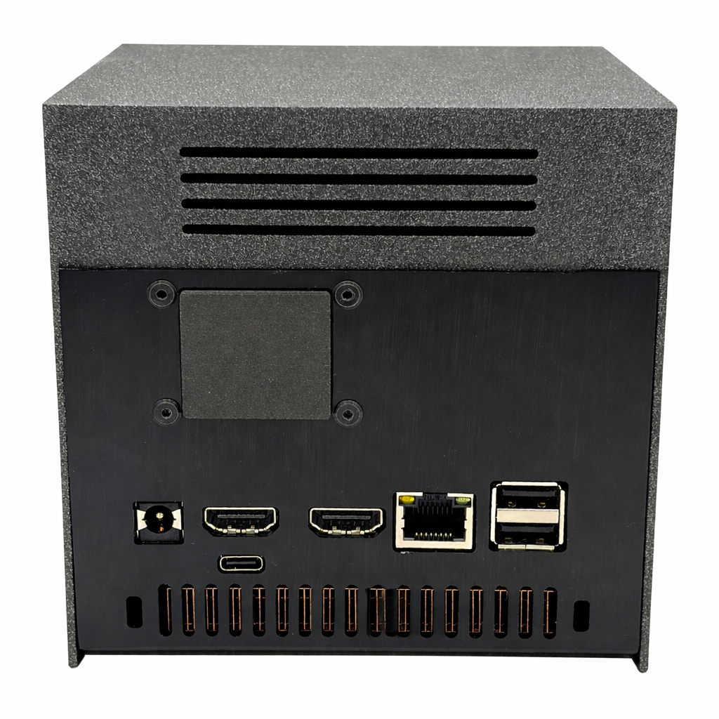 Tył szaro-czarnej obudowy mini PC z różnymi portami i szczelinami wentylacyjnymi.