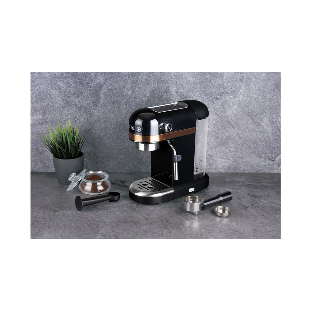 Machine à expresso noire avec accents en cuivre, café moulu en bocal, porte-filtre et plante sur fond gris.