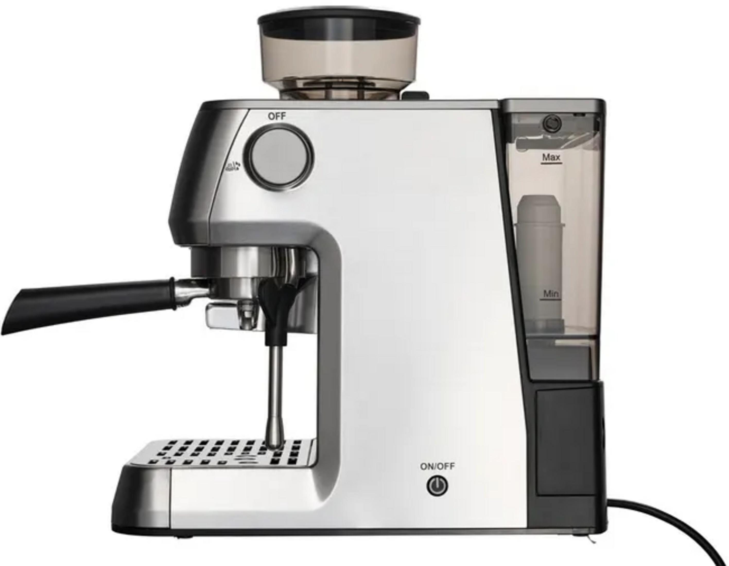 Une machine à espresso argentée moderne avec porte-filtre noir, réservoir d'eau et trémie à grains sur fond blanc.