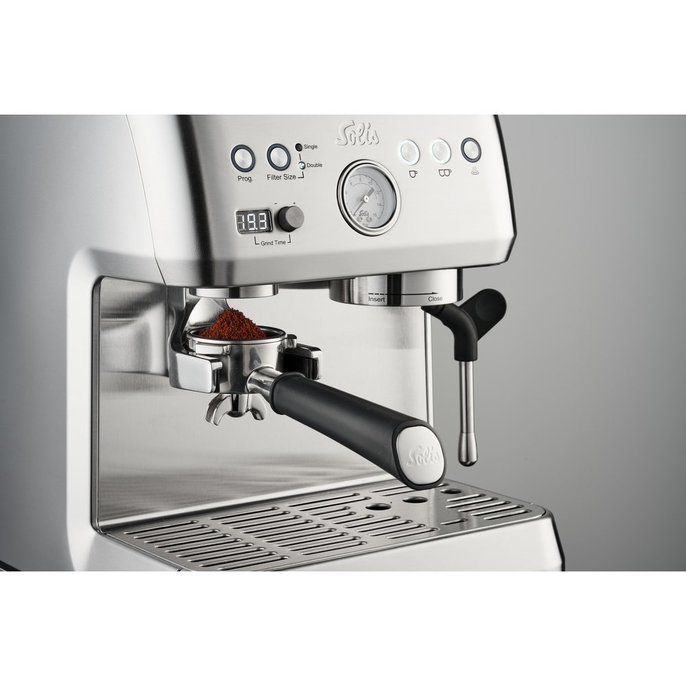 Une machine à espresso Solis argentée avec porte-filtre rempli et affichage.