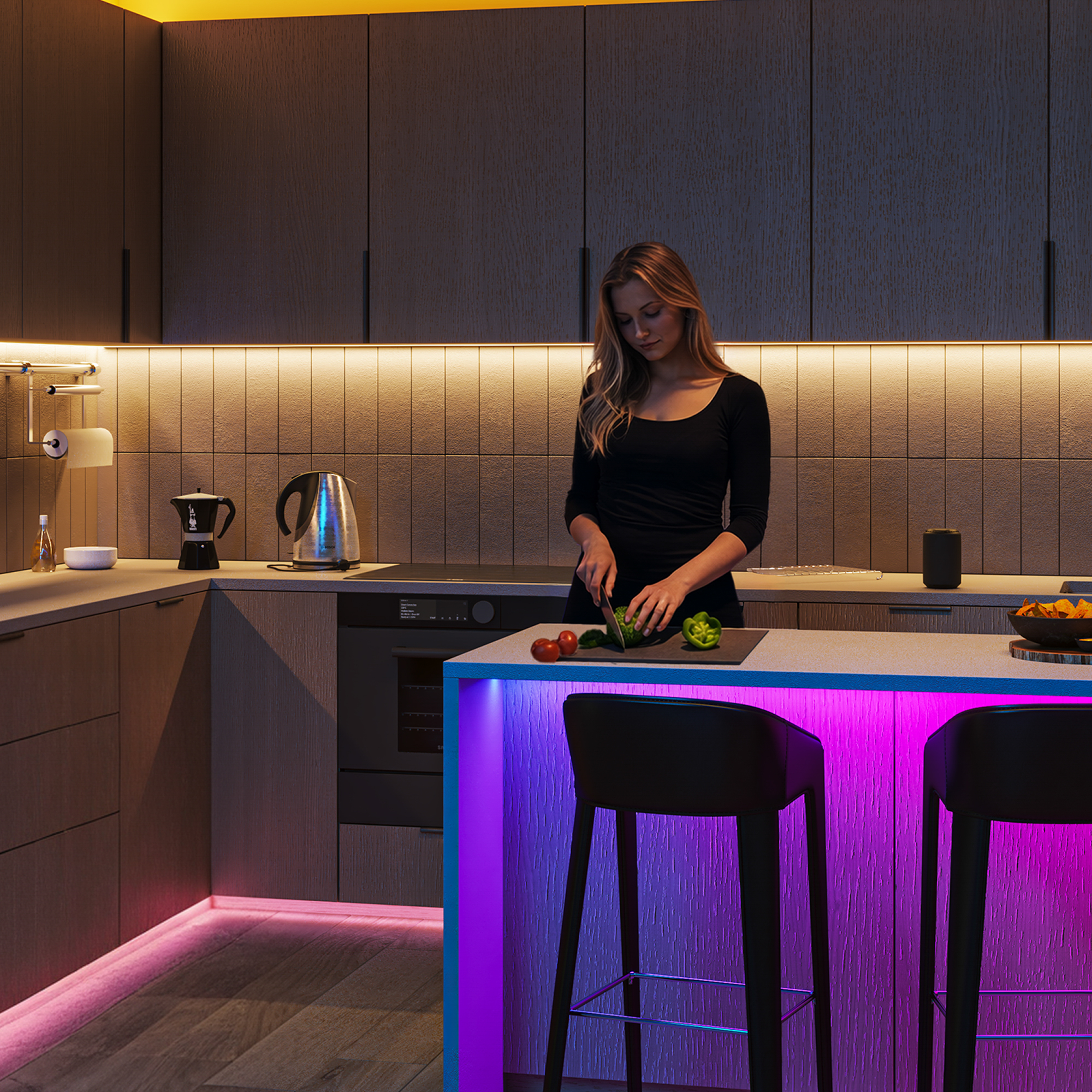 Una mujer corta verduras en una isla de cocina iluminada con luces LED moradas y cálidas.