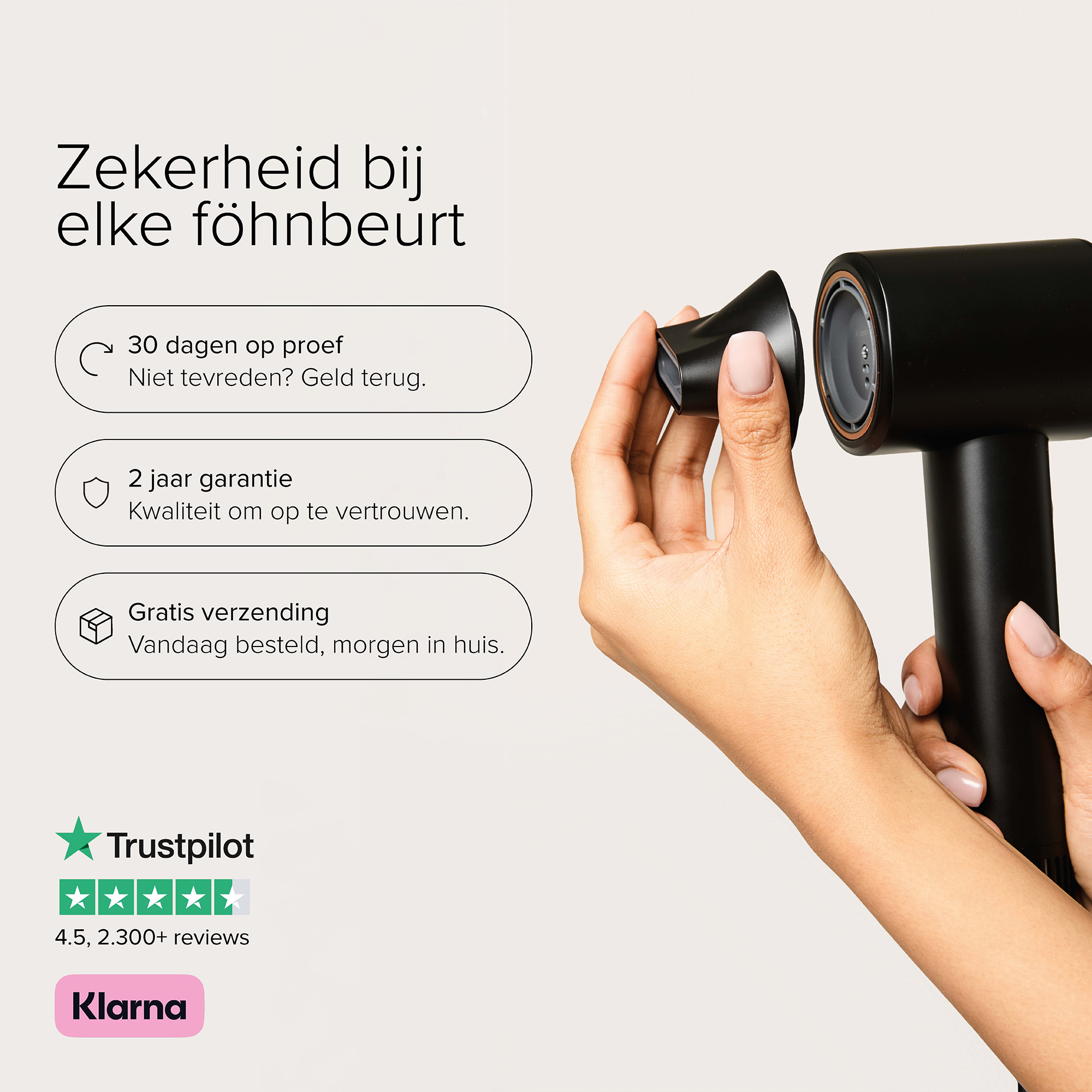 Handen houden een zwarte föhn vast en bevestigen een mondstuk, met promotietekst links.