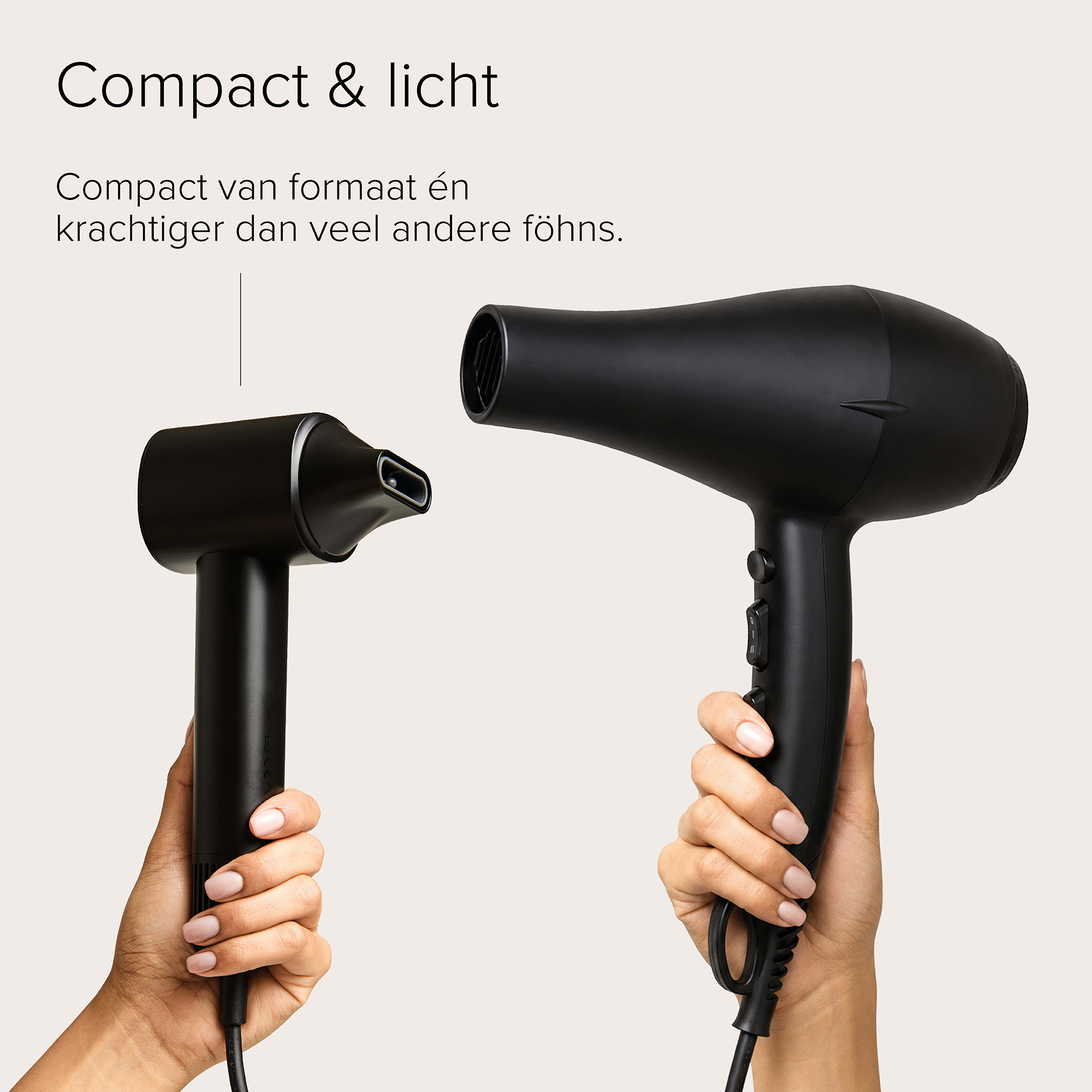 Deux mains tenant des sèche-cheveux noirs sur fond clair.