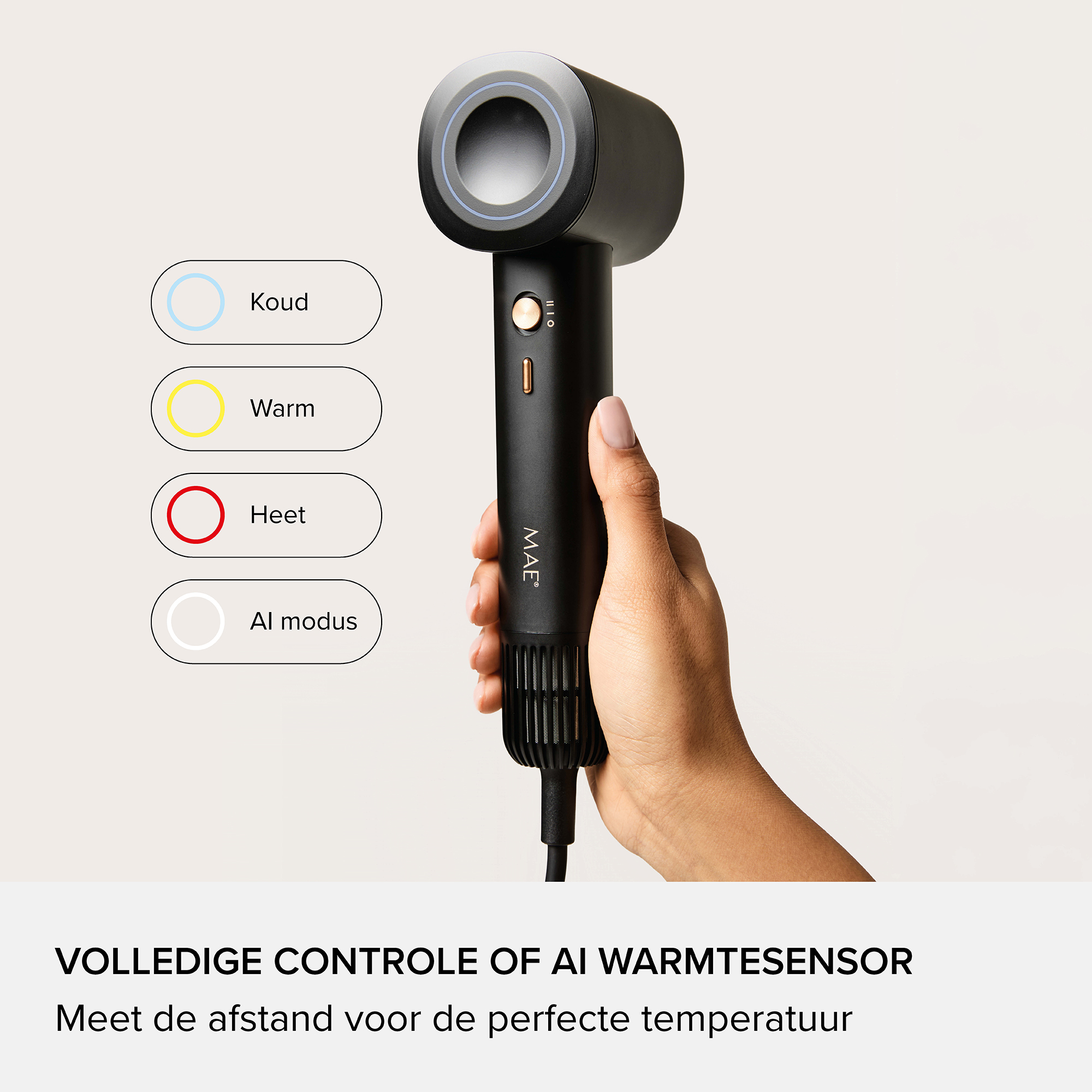 Une main tient un sèche-cheveux noir avec des icônes de mode.