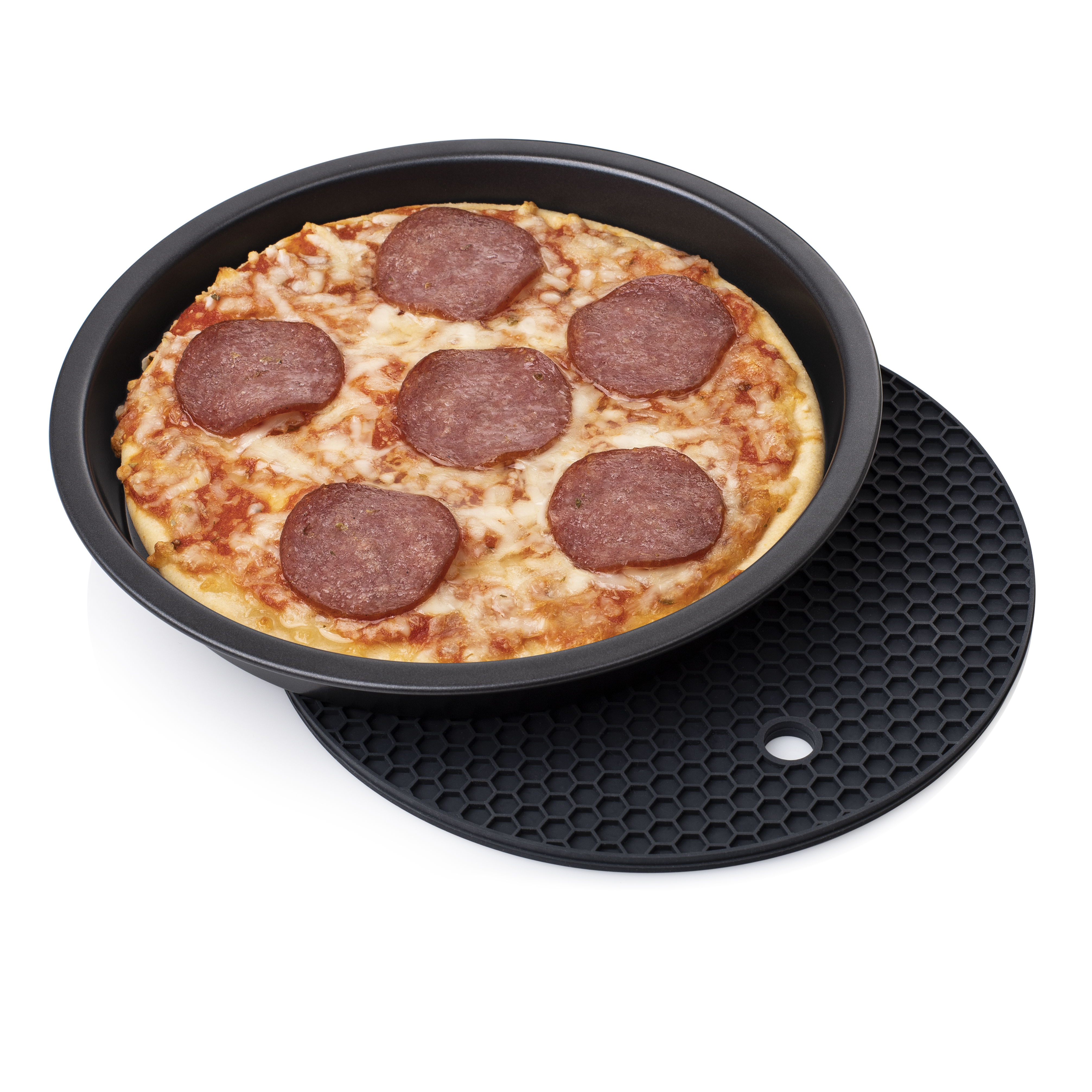 Una pizza al salame in una teglia nera rotonda su un tappetino di silicone nero.