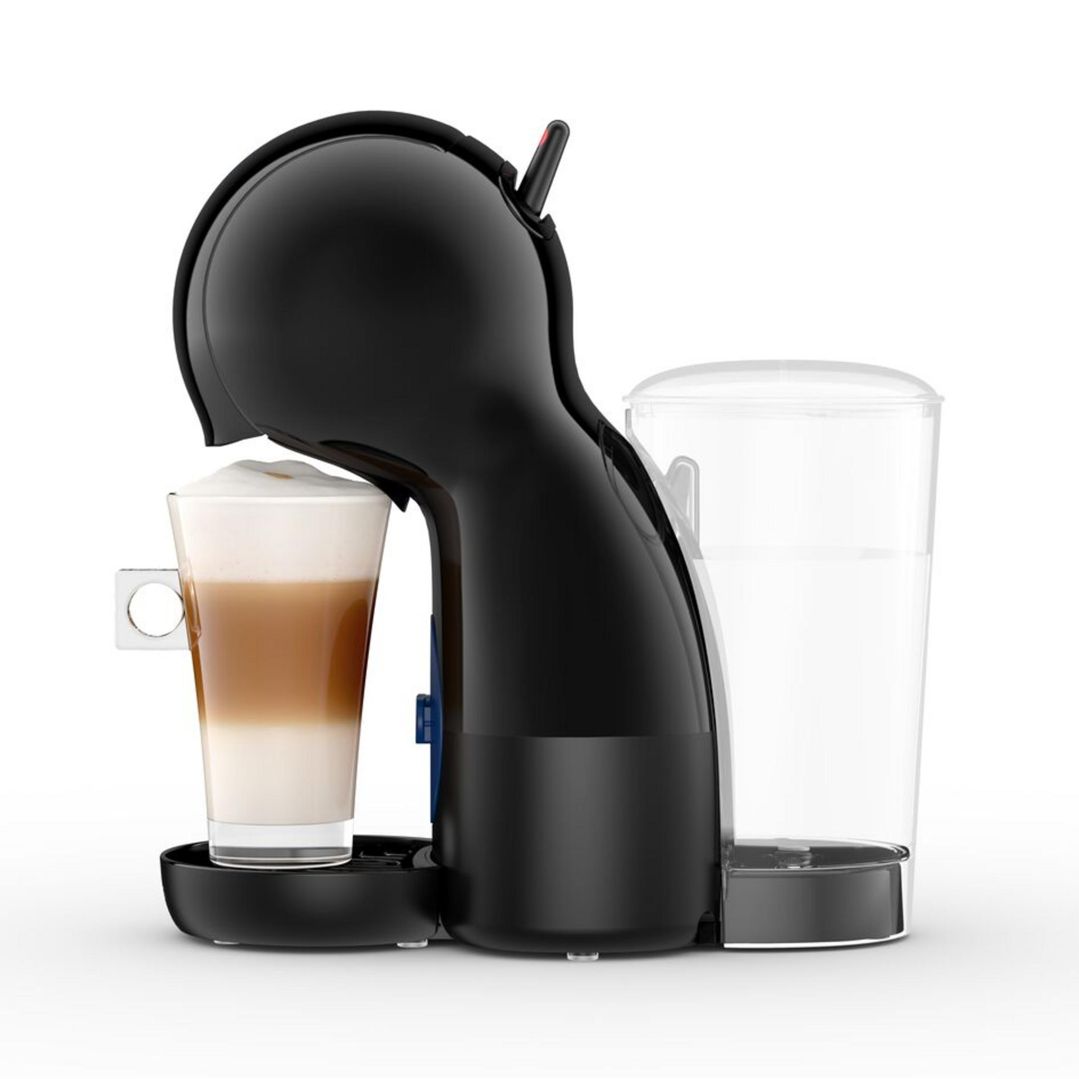 Cafetera de cápsulas negra con vaso de latte macchiato y depósito de agua transparente sobre fondo blanco.