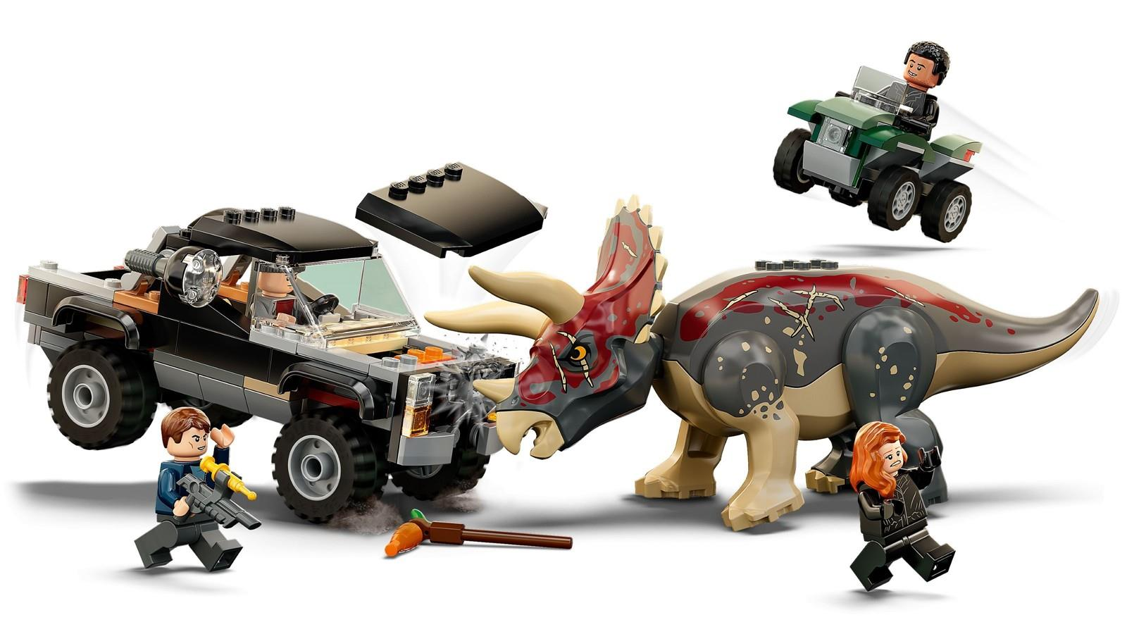 Lego-Szenenbild: Ein Triceratops rammt ein schwarzes Auto, Figuren fliehen und ein Quad fährt heran.