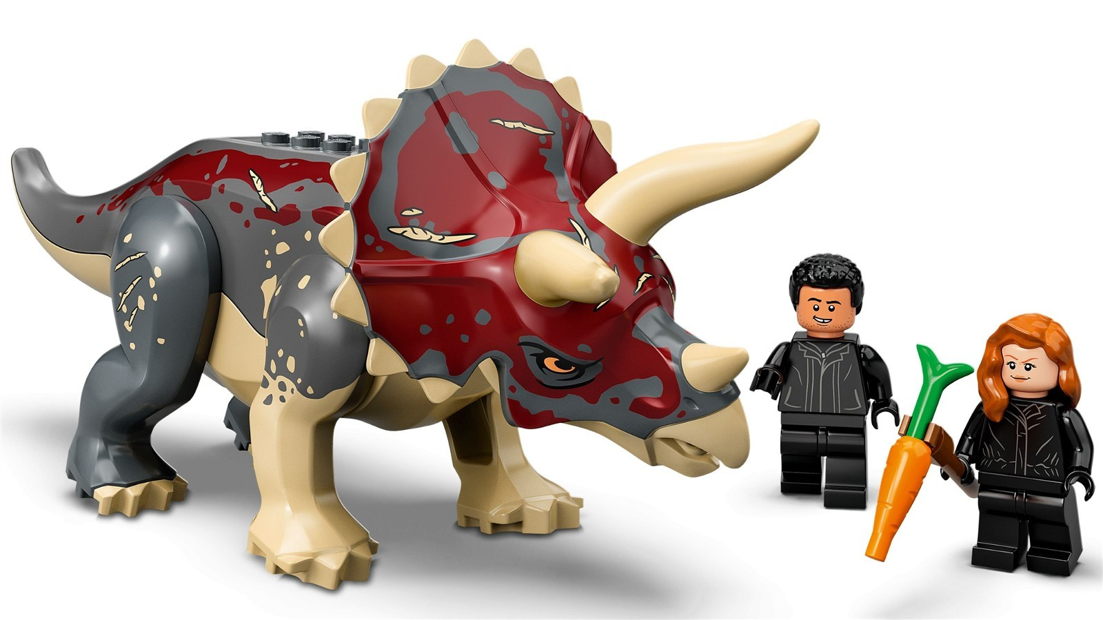 Ein Lego-Triceratops-Spielzeug mit roten und grauen Details, begleitet von zwei Minifiguren, von denen eine eine Karotte hält.