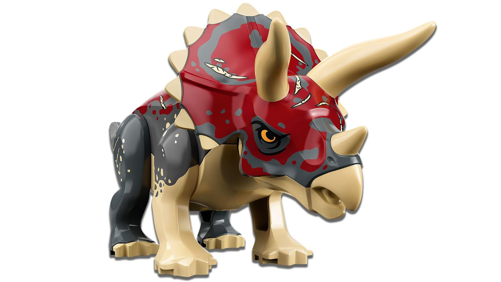 Ein Spielzeug-Triceratops-Dinosaurier mit roten, grauen und beigen Körperteilen vor weißem Hintergrund.