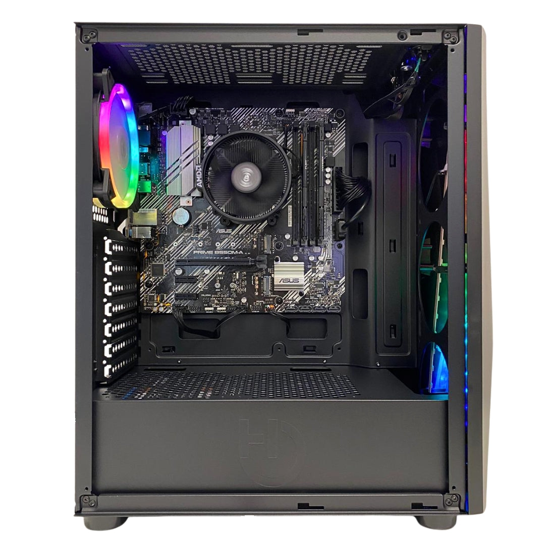 Interior de una torre de PC negra con placa base, disipador, RAM y ventiladores RGB.