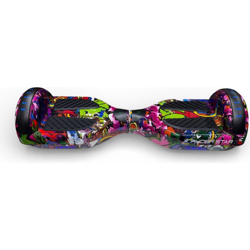 Beyaz arka planda grafitili, siyah ayak pedli ve parlayan mavi ışıklı renkli bir hoverboard.