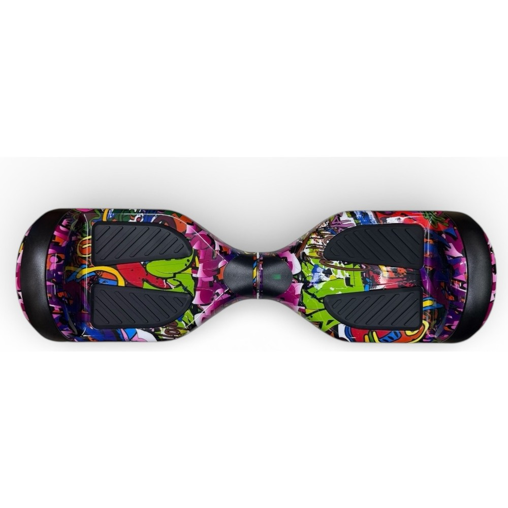Graffiti desenli, siyah ayak pedli ve tekerlekli renkli bir hoverboard, beyaz arka planda.