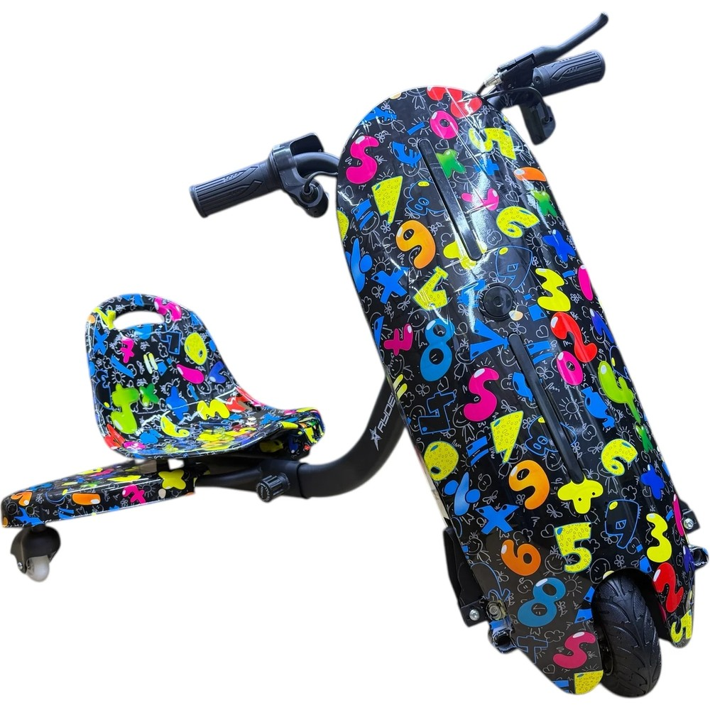 Beyaz arka planda renkli desenler, sayılar ve alçak koltuğa sahip siyah çocuk üç tekerlekli scooter.