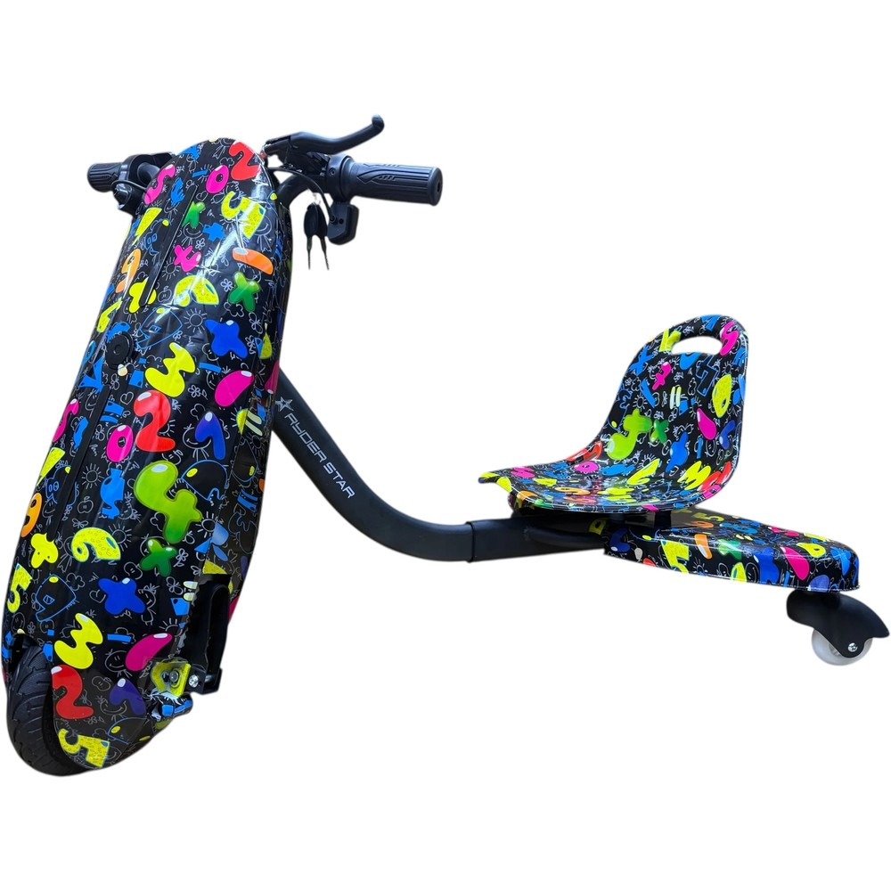 Beyaz arka planda renkli desenli üç tekerlekli scooter.