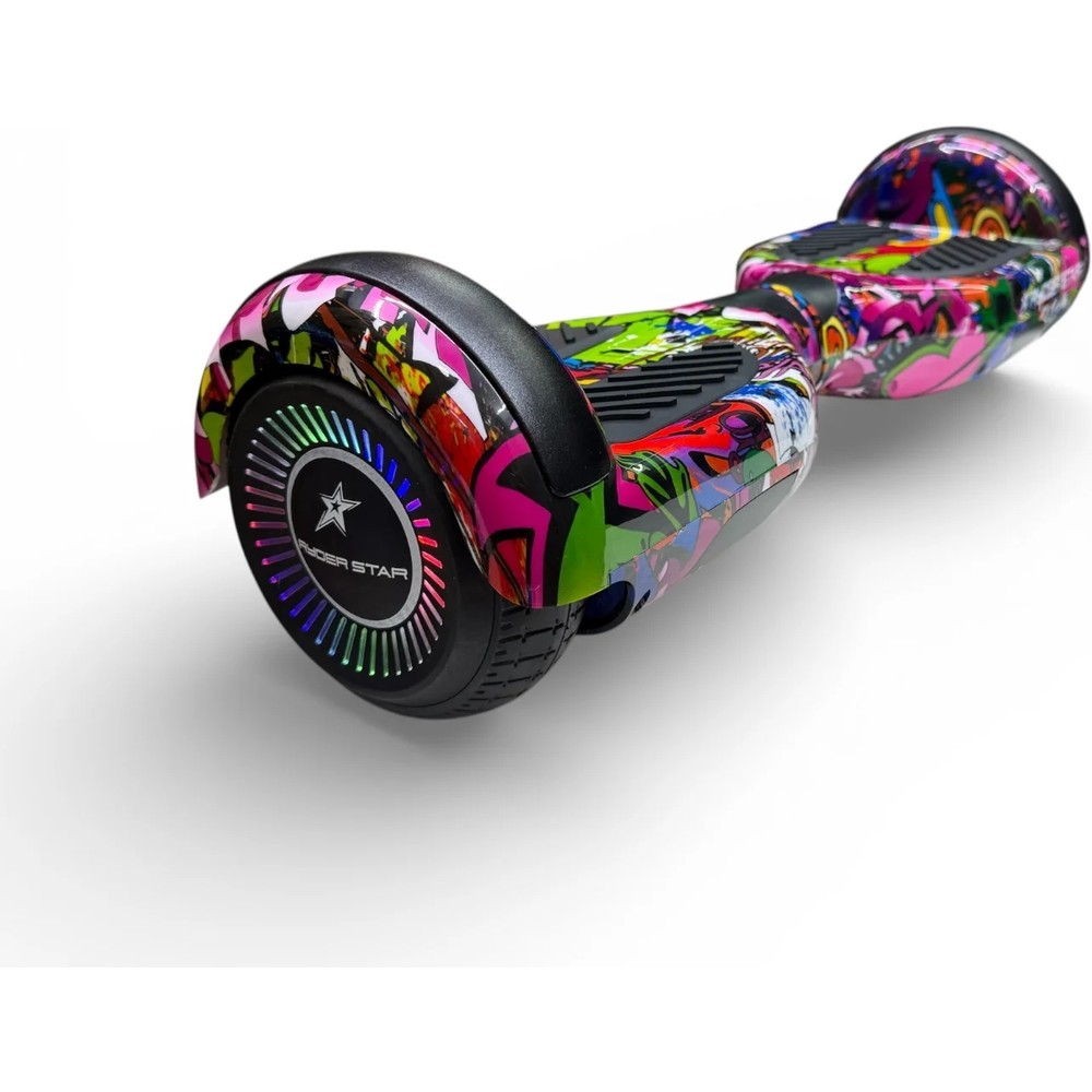 Tekerleğinde parlayan LED ışıkları olan, grafiti desenli renkli bir hoverboard, beyaz arka planda.