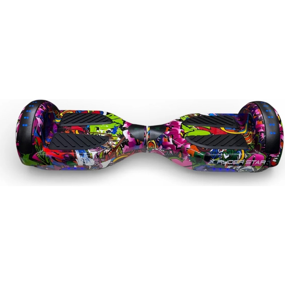 Graffiti desenli, siyah ayak pedli ve tekerleklerinde mavi ışıklar olan renkli bir hoverboard, beyaz arka plan üzerinde.