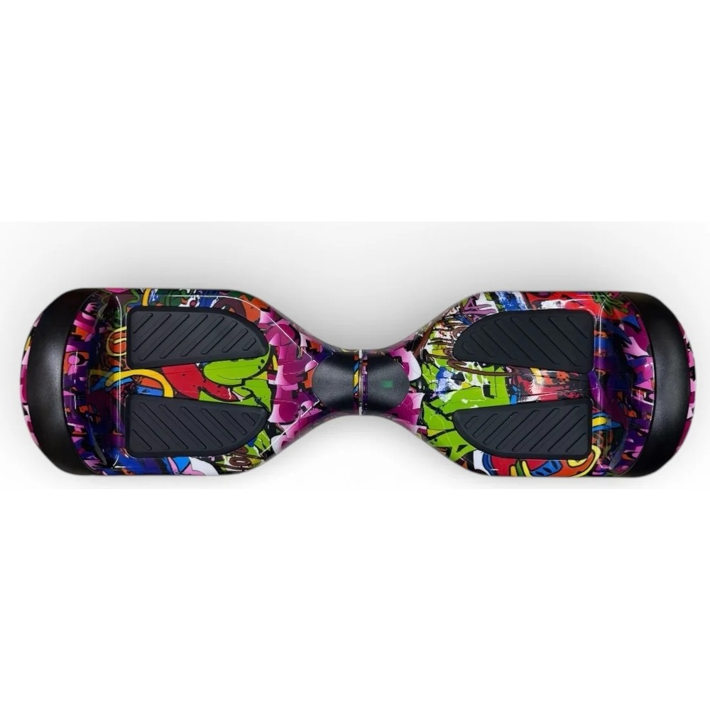 Beyaz bir arka plan üzerinde grafiti desenli, siyah ayak pedli ve uç kapaklı renkli bir hoverboard.