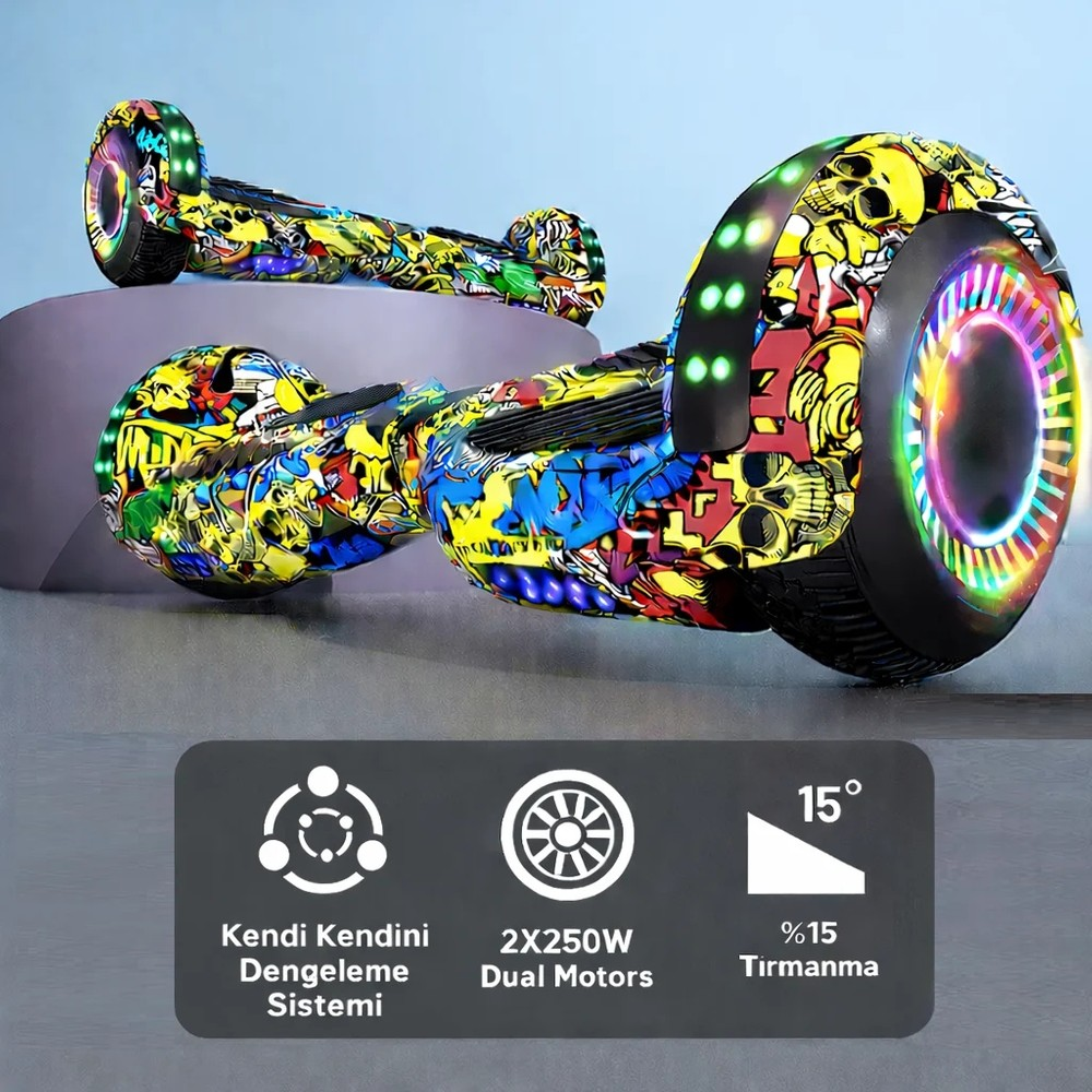 Grafiti tasarımlı ve tekerleklerinde renkli LED ışıkları olan, gri zemin üzerinde renkli bir hoverboard.