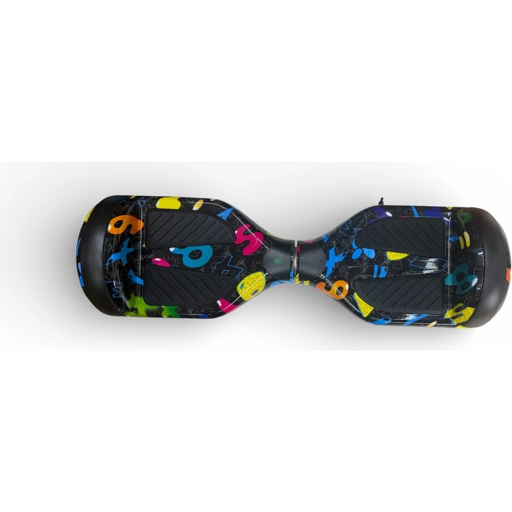 Renkli grafiti desenli, iki tekerlekli ve lastik basamaklı siyah bir hoverboard.