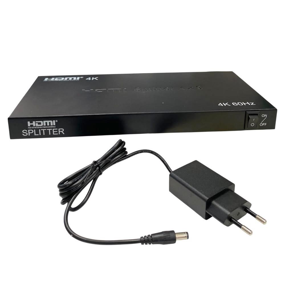 Beyaz arka planda güç adaptörlü siyah bir 4K HDMI ayırıcı.