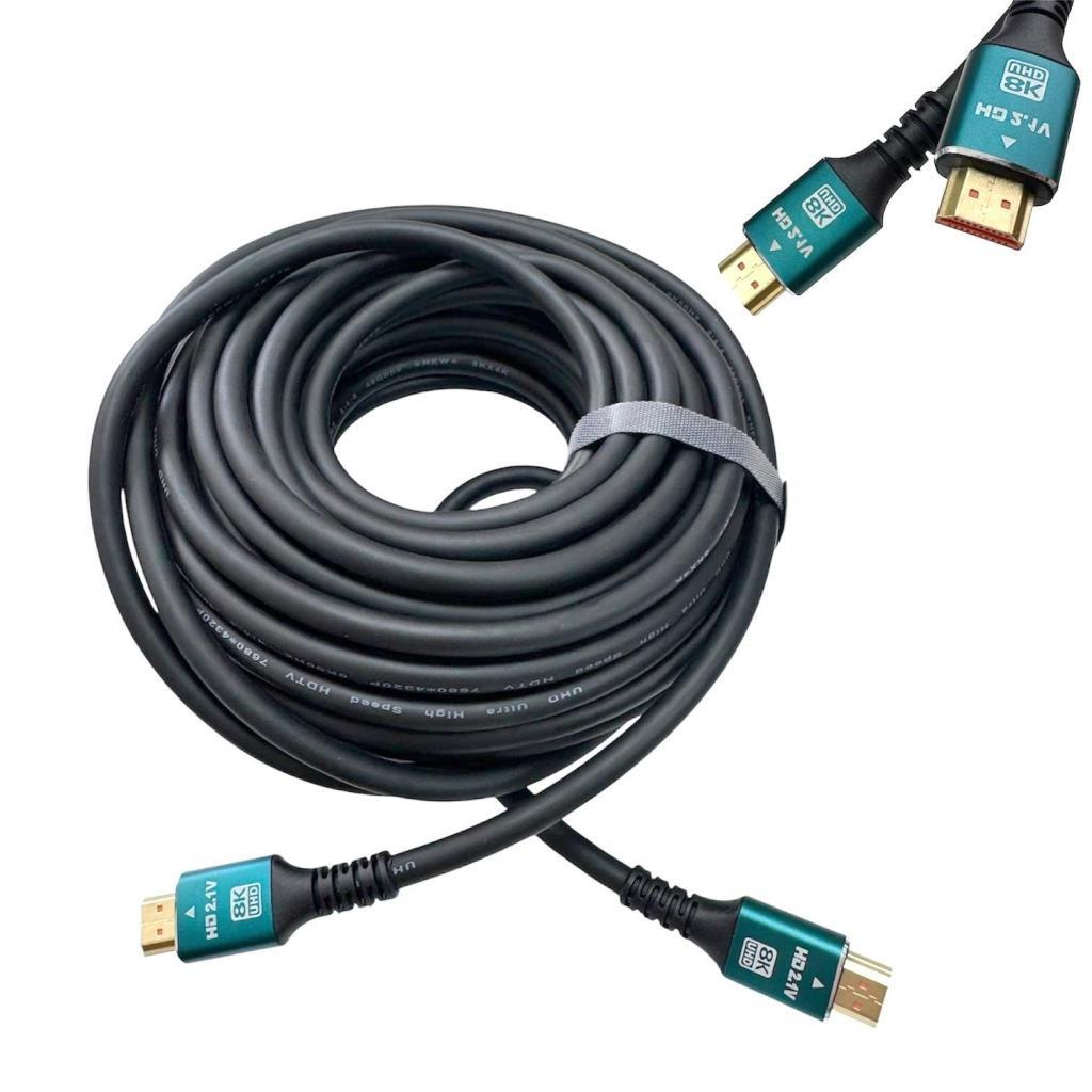 Beyaz arka planda mavi konnektörlü sarılmış siyah 8K HDMI 2.1 kablosu.