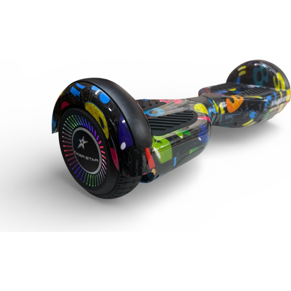 Grafiti desenli, aydınlatmalı tekerlekli ve beyaz arka plana sahip renkli bir hoverboard.