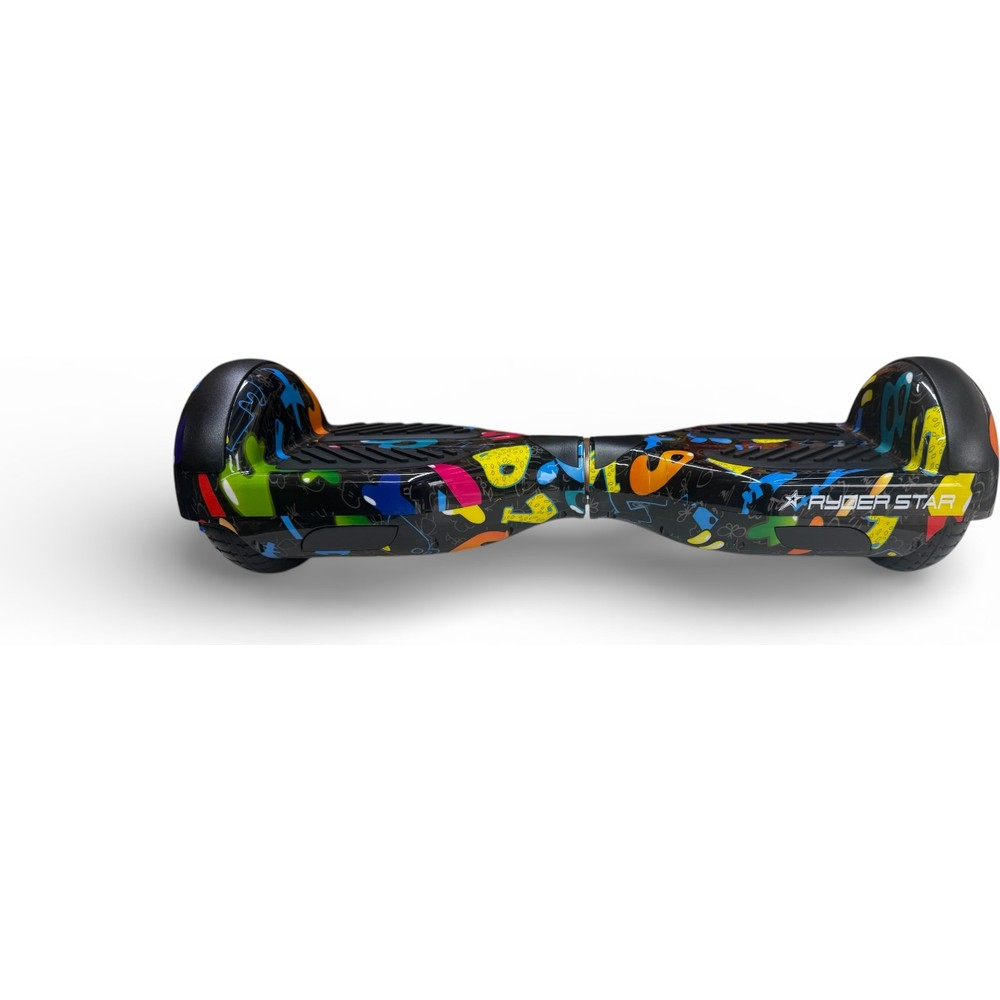 Beyaz arkaplanda renkli desenli ve lastik tekerlekli siyah bir hoverboard.