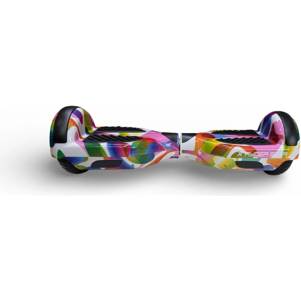 Beyaz arka planda gökkuşağı desenli renkli bir hoverboard.