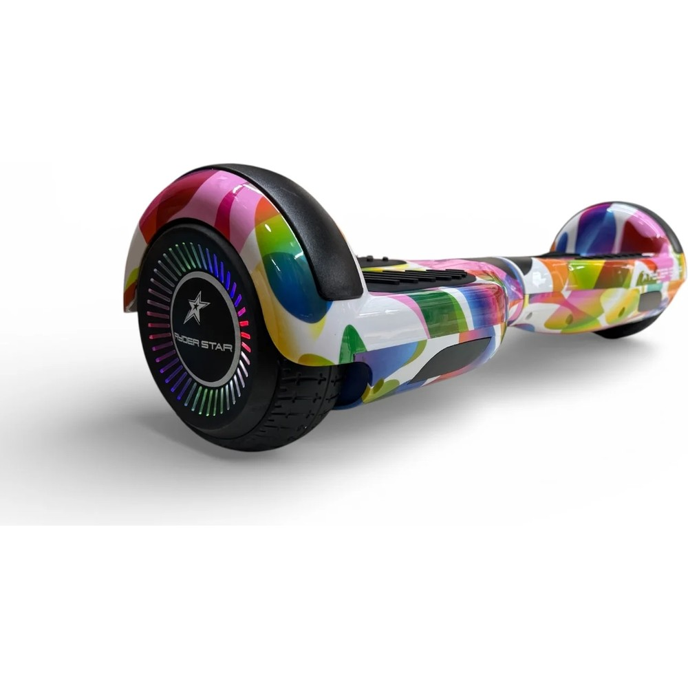 Gökkuşağı desenli ve parlayan tekerlek ışıklarına sahip renkli bir hoverboard, beyaz arka planda.