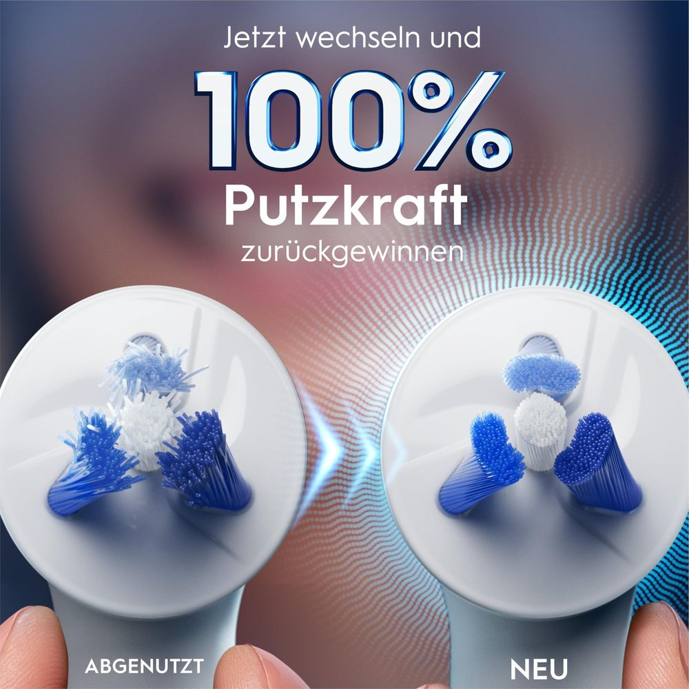 Comparaison de deux têtes de brosse : usée à gauche avec des poils effilochés, neuve à droite avec des poils fermes bleus et blancs.
